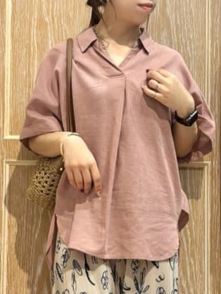 meiさんの「SHOO･LA･RUE｜【S-LL/UV/接触冷感/抗菌防臭】体型を自然にカバー フレンチリネンブレンド襟付ドルマンシャツ」を使ったコーディネート