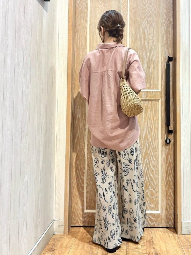 meiさんの「SHOO･LA･RUE｜【S-LL/UV/接触冷感/抗菌防臭】体型を自然にカバー フレンチリネンブレンド襟付ドルマンシャツ」を使ったコーディネート