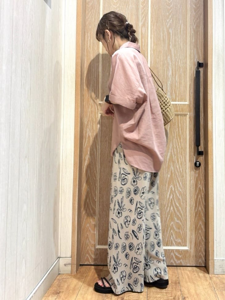 meiさんの「SHOO･LA･RUE｜【S-LL/UV/接触冷感/抗菌防臭】体型を自然にカバー フレンチリネンブレンド襟付ドルマンシャツ」を使ったコーディネート