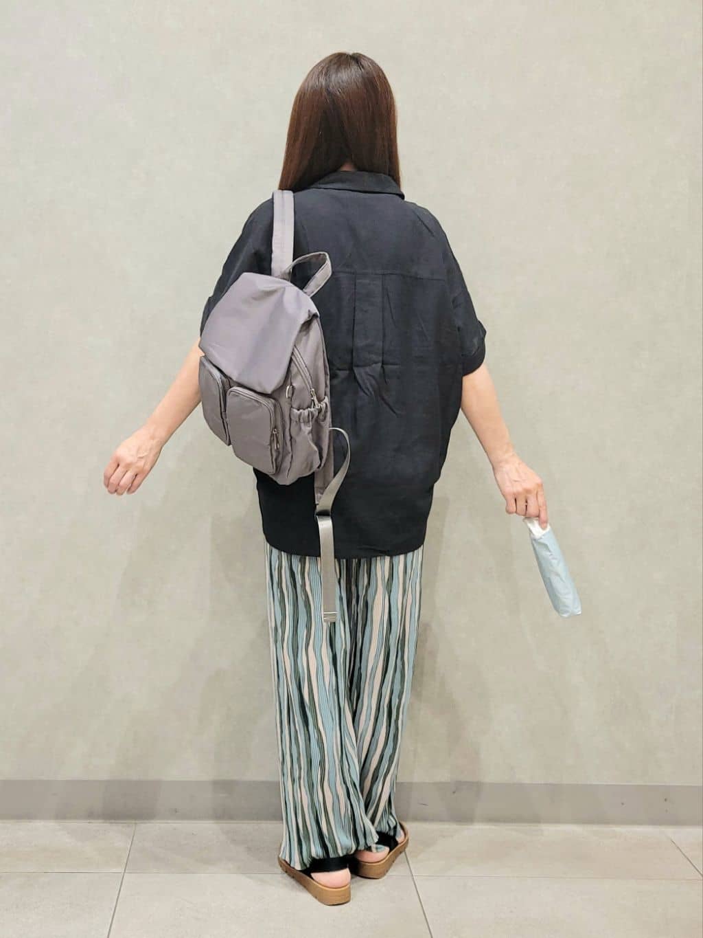 ユウさんの「SHOO･LA･RUE｜【S-LL/UV/接触冷感/抗菌防臭】体型を自然にカバー フレンチリネンブレンド襟付ドルマンシャツ」を使ったコーディネート