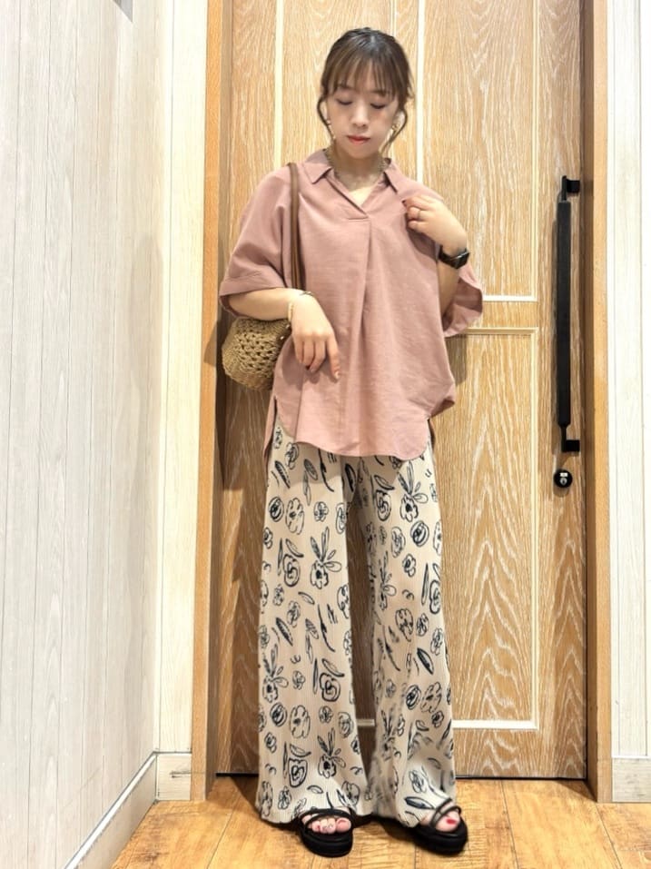meiさんの「SHOO･LA･RUE｜【S-LL/UV/接触冷感/抗菌防臭】体型を自然にカバー フレンチリネンブレンド襟付ドルマンシャツ」を使ったコーディネート