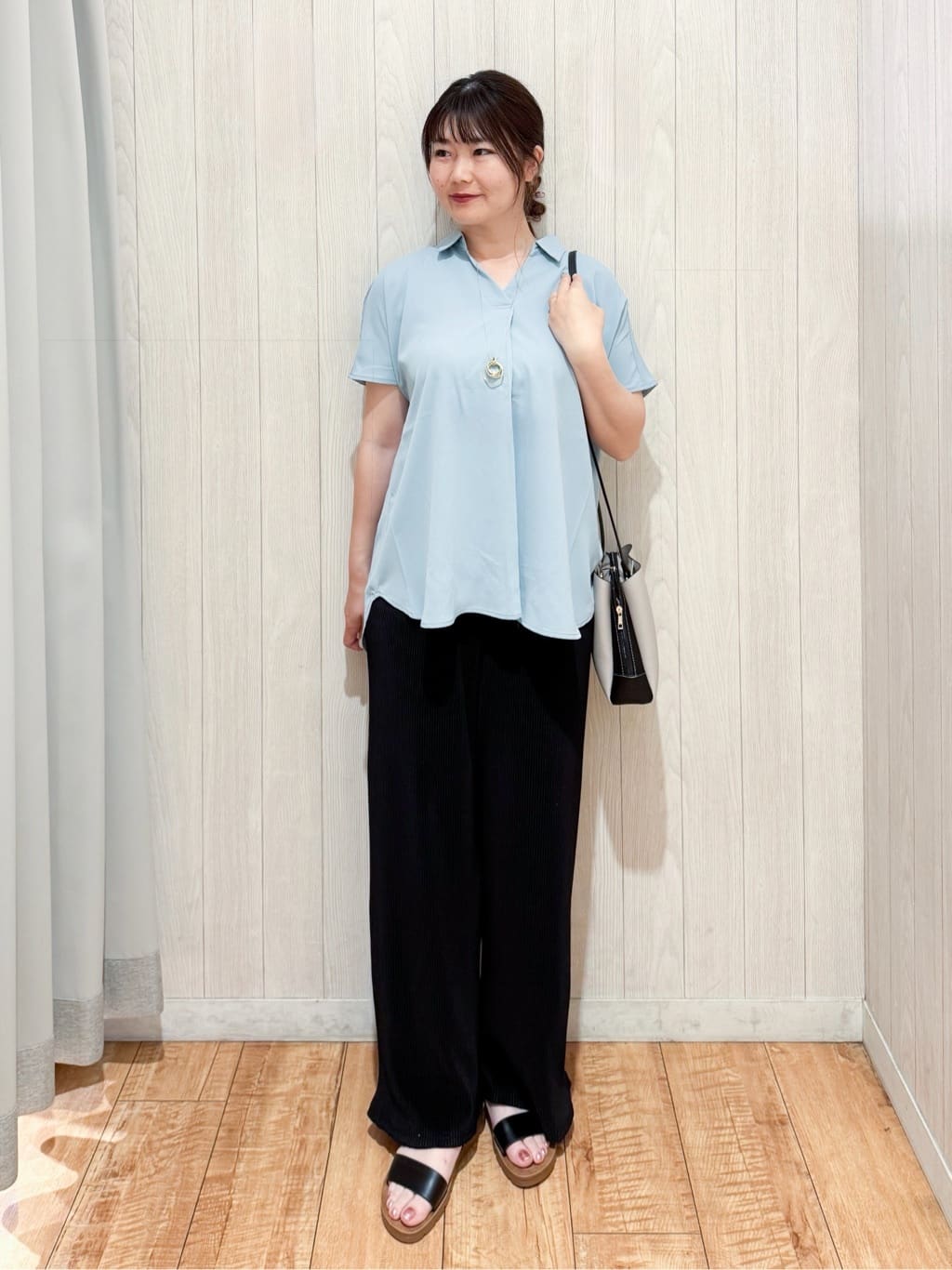 愛さんの「SHOO･LA･RUE｜【洗濯機可/柄が選べる】さらさら楽ちん プリーツ ワイドパンツ」を使ったコーディネート