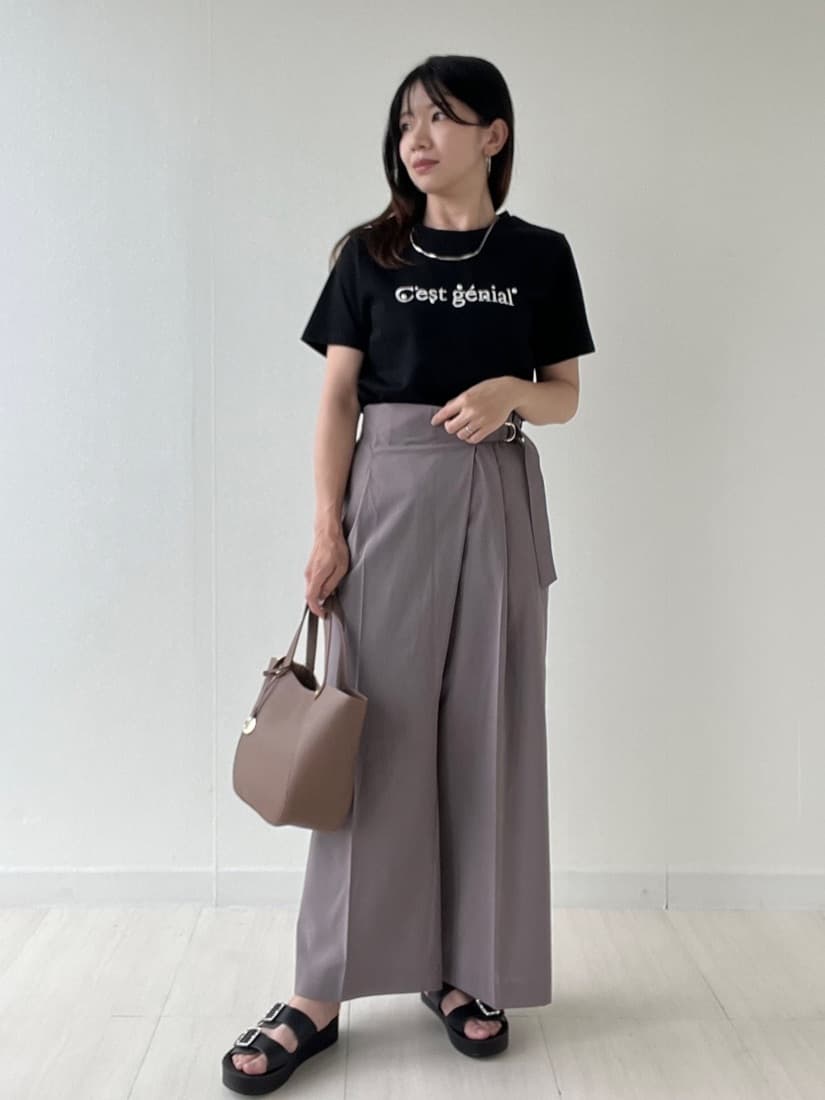 Mori Moriさんの「index｜パール調刺繍ロゴTシャツ【汗ジミ防止／吸水速乾／接触冷感／UVケア／洗濯機洗い可】」を使ったコーディネート