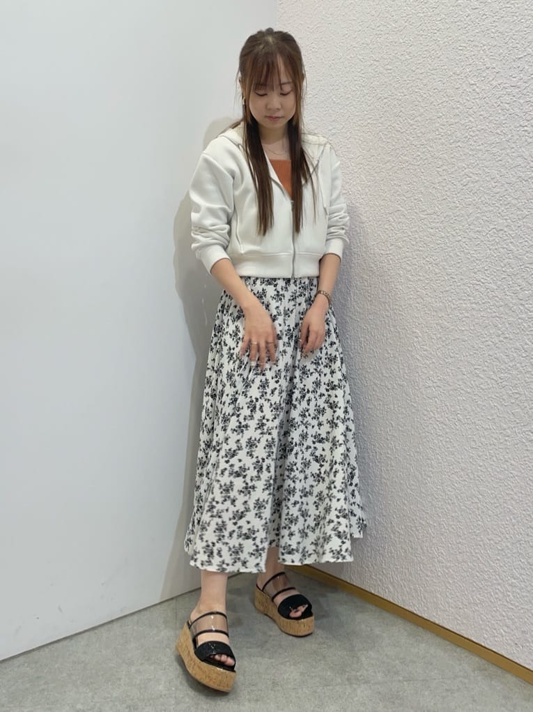 azusaさんの「ESPERANZA｜グリッター&times;クリアベルト 厚底コルクサンダル」を使ったコーディネート