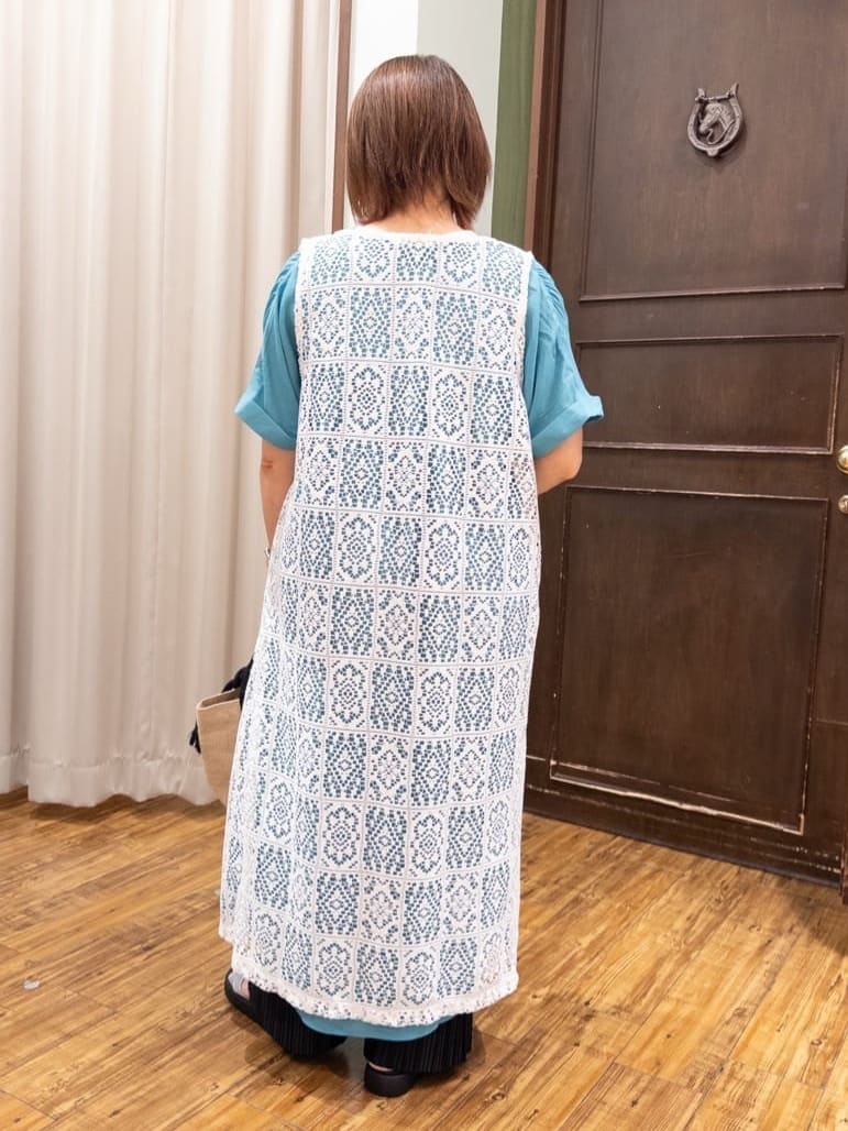 みかりん さんの「SHOO･LA･RUE｜◆【S-LL】羽織るだけでサマ見え レース風の柄が華やかなロングジレ」を使ったコーディネート