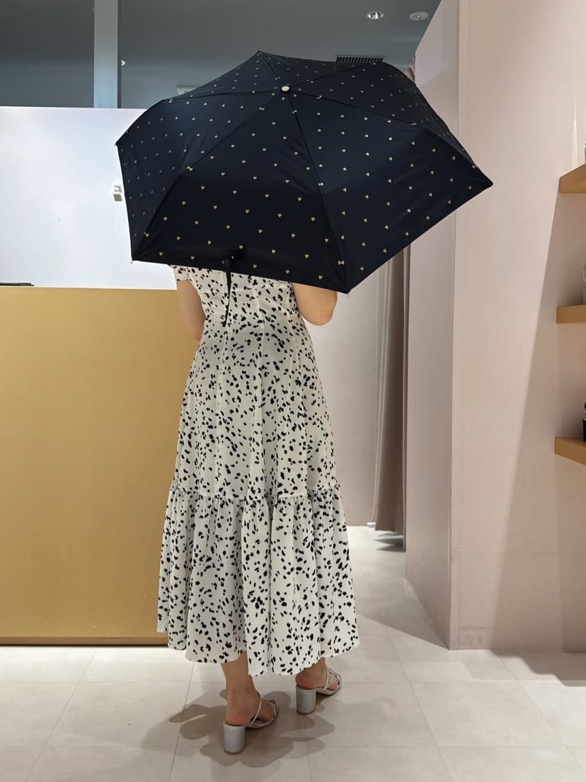 neinaさんの「ESPERANZA｜【折りたたみ/晴雨兼用】遮光ゴールドプチハート傘」を使ったコーディネート
