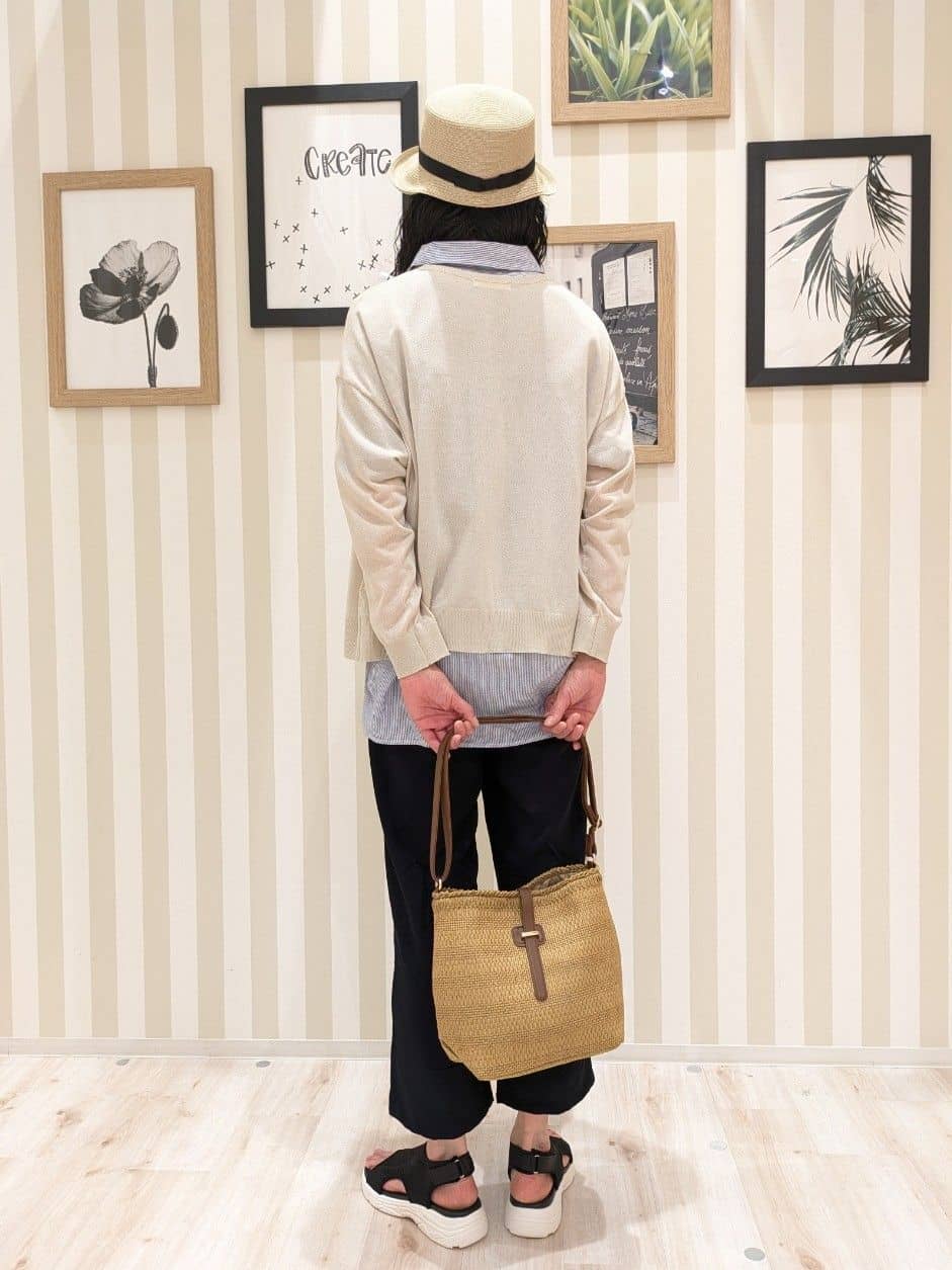 Mikiさんの「SHOO･LA･RUE｜【S-LL/UV/接触冷感/抗菌防臭】体型を自然にカバー フレンチリネンブレンド襟付ドルマンシャツ」を使ったコーディネート