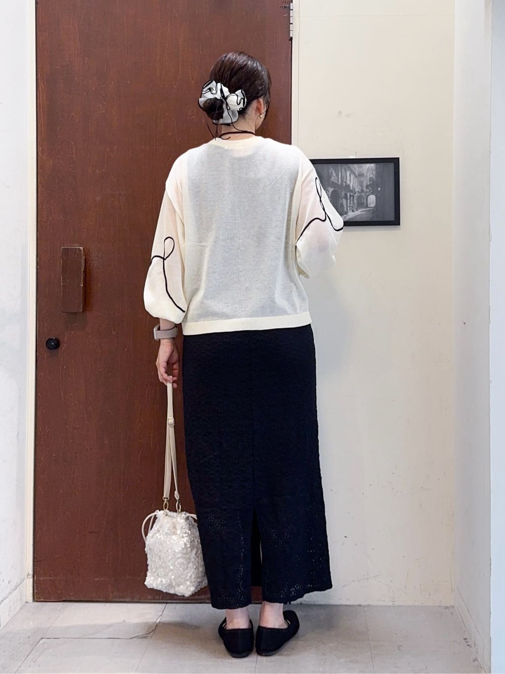 𝐇𝐢𝐫𝐨𝐦𝐢さんの「SHOO･LA･RUE｜ニュアンスデザインがこなれ見え 刺繍デザイン シアーカーディガン」を使ったコーディネート
