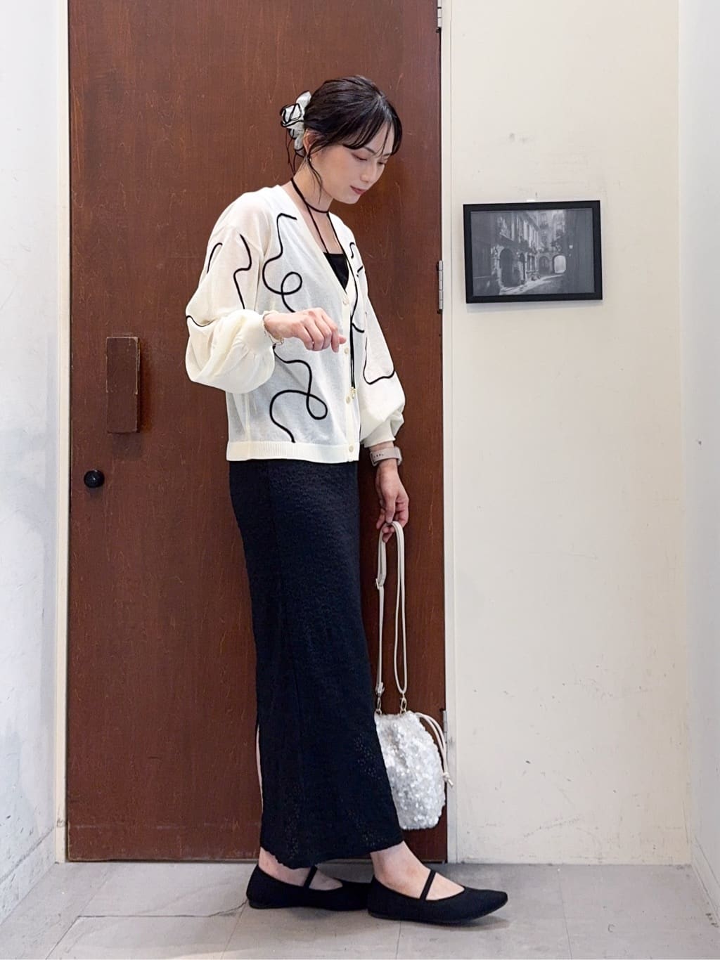𝐇𝐢𝐫𝐨𝐦𝐢さんの「SHOO･LA･RUE｜ニュアンスデザインがこなれ見え 刺繍デザイン シアーカーディガン」を使ったコーディネート