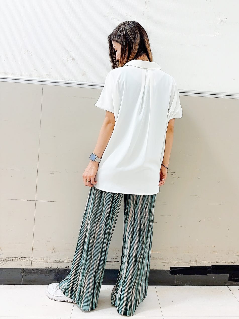 もえさんの「SHOO･LA･RUE｜【洗える/S-LL/プチプラ】さらっとすっきりきれい見え スキッパーブラウス」を使ったコーディネート