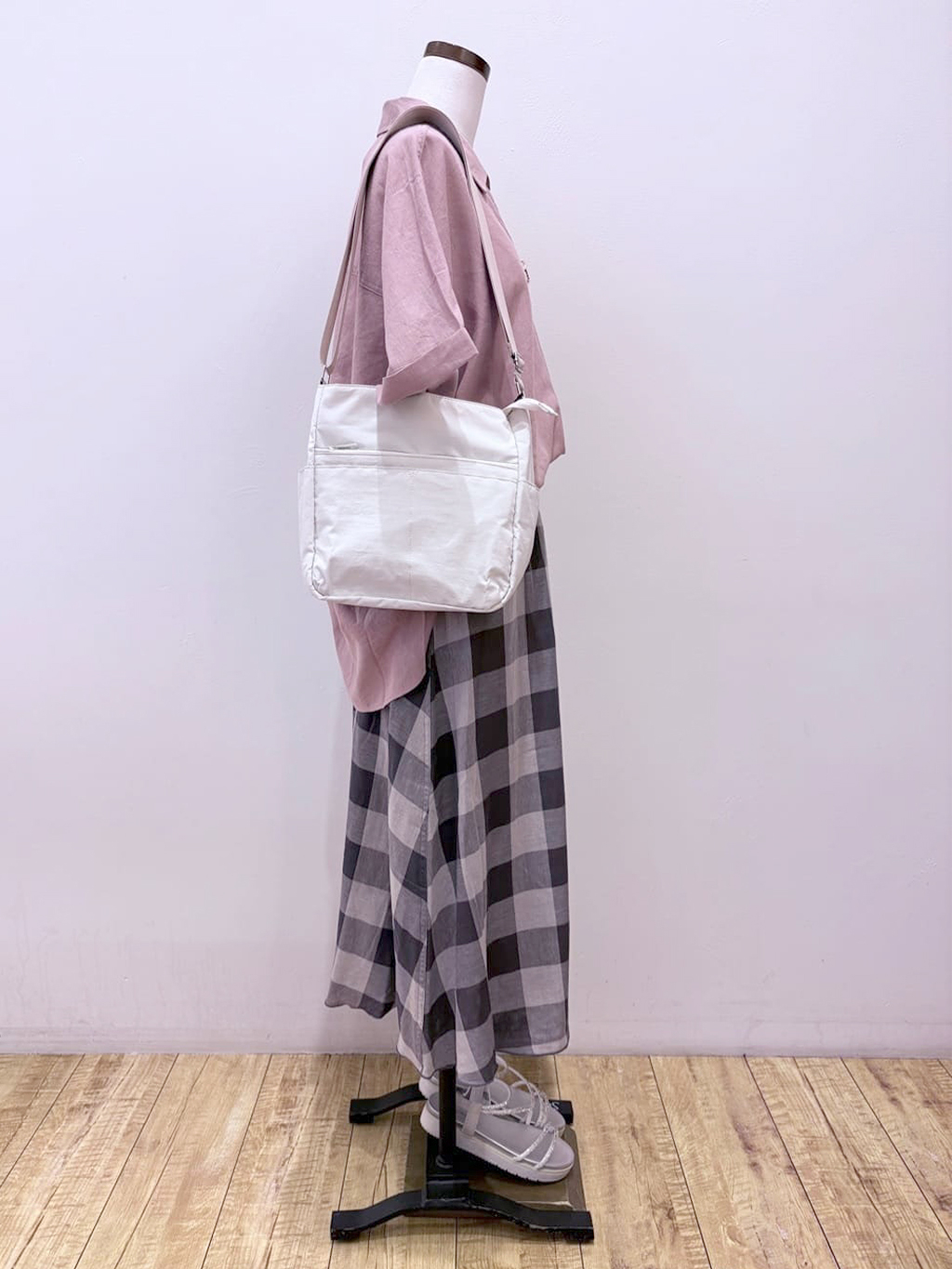 まるよOTさんの「SHOO･LA･RUE｜【S-LL/UV/接触冷感/抗菌防臭】体型を自然にカバー フレンチリネンブレンド襟付ドルマンシャツ」を使ったコーディネート