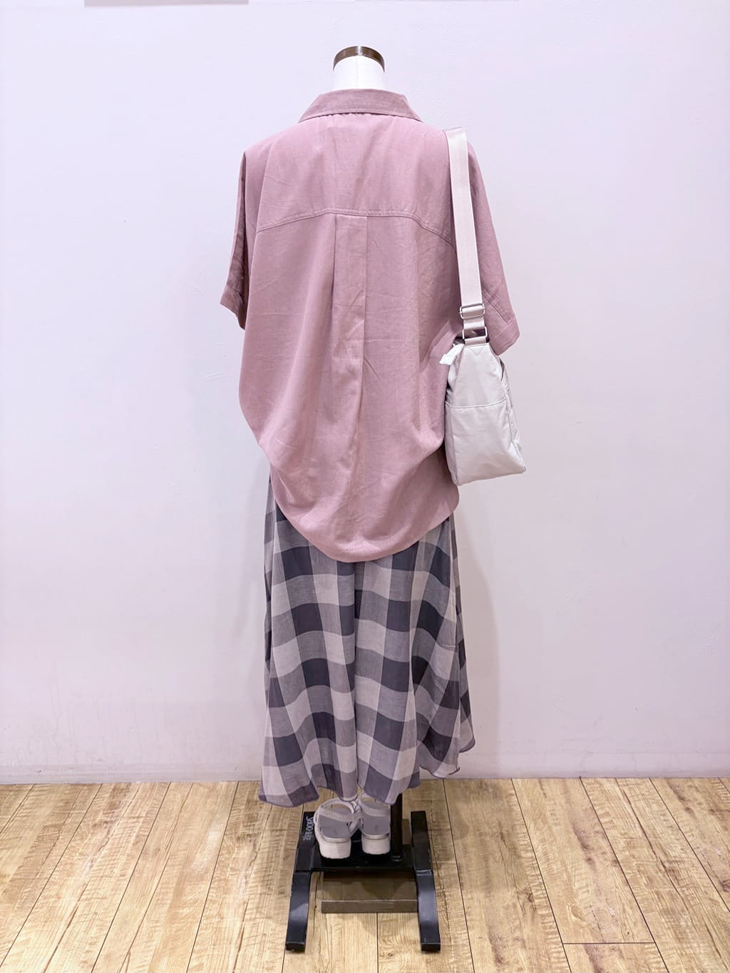 まるよOTさんの「SHOO･LA･RUE｜【S-LL/UV/接触冷感/抗菌防臭】体型を自然にカバー フレンチリネンブレンド襟付ドルマンシャツ」を使ったコーディネート