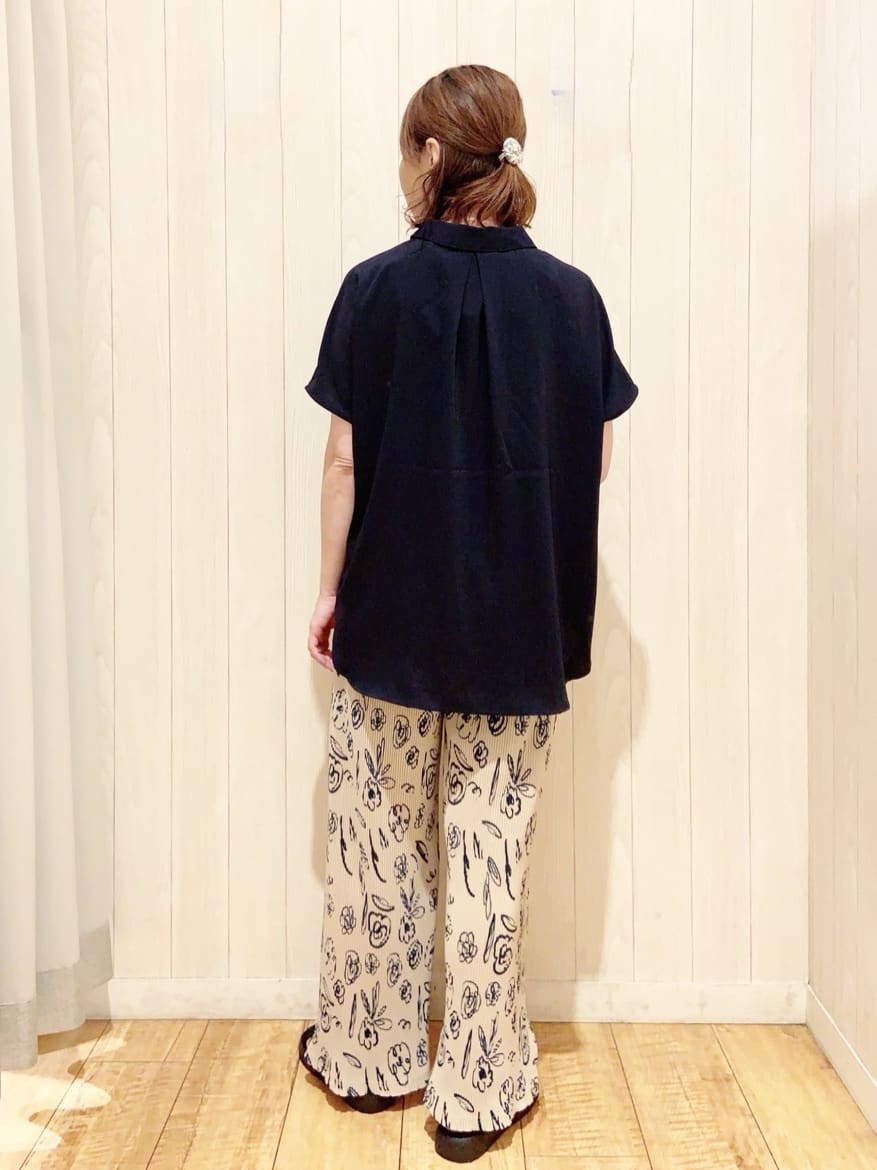 あいこさんの「SHOO･LA･RUE｜【洗える/S-LL/プチプラ】さらっとすっきりきれい見え スキッパーブラウス」を使ったコーディネート