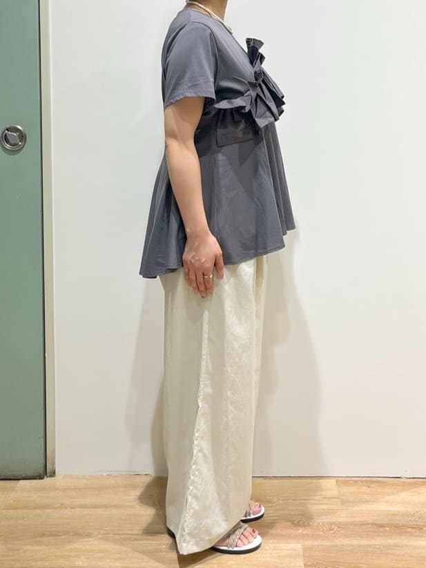 chiakiさんの「OPAQUE.CLIP｜◆フリルドッキングペプラムトップス【接触冷感／洗濯機洗い可】」を使ったコーディネート