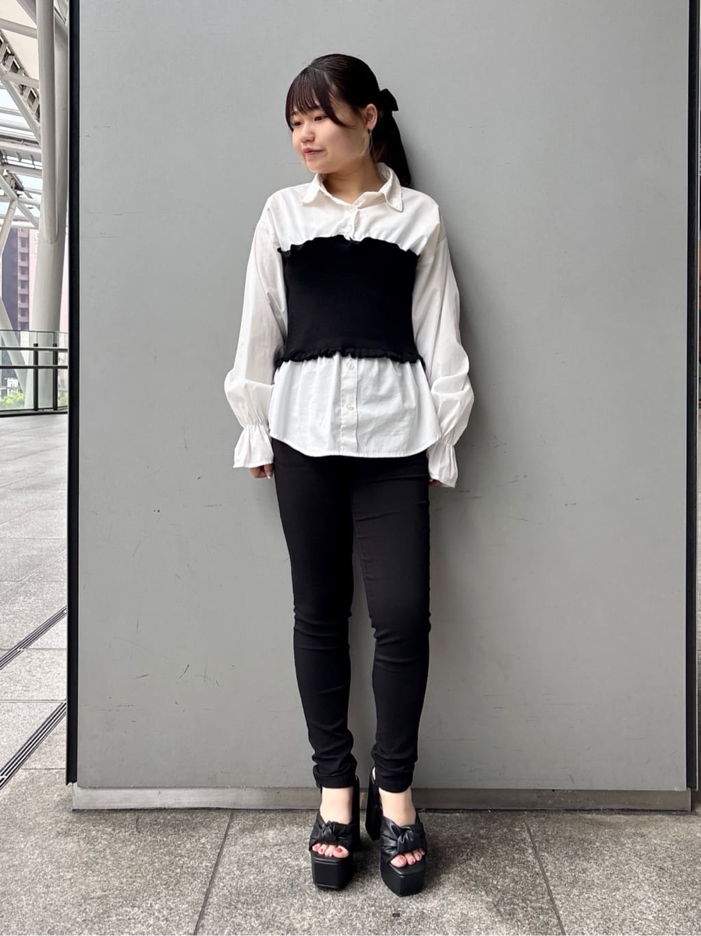 まっきーさんの「ESPERANZA｜【ラク盛り／サンダル】リピーター続出／脚長美脚　ツイストリボンサンダル」を使ったコーディネート