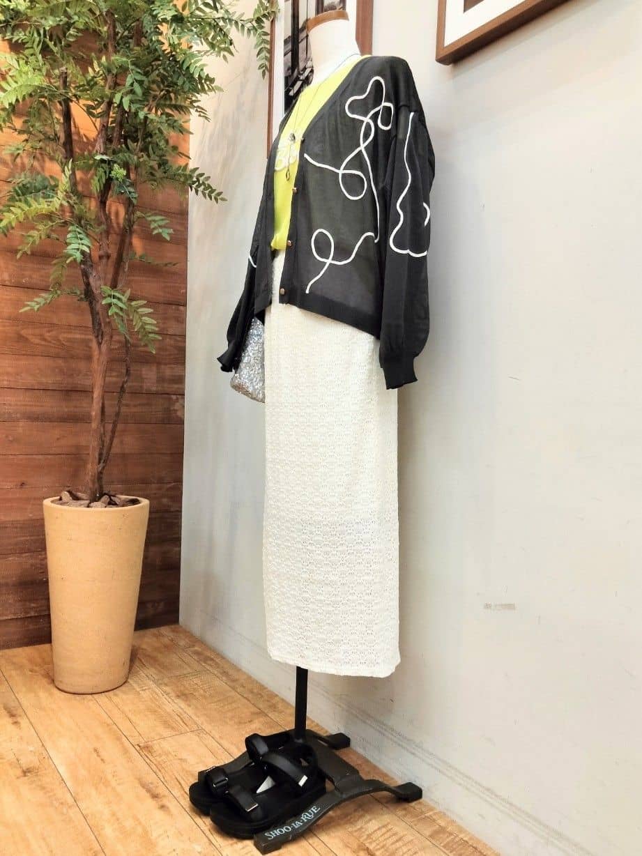 うっちーさんの「SHOO･LA･RUE｜ニュアンスデザインがこなれ見え 刺繍デザイン シアーカーディガン」を使ったコーディネート