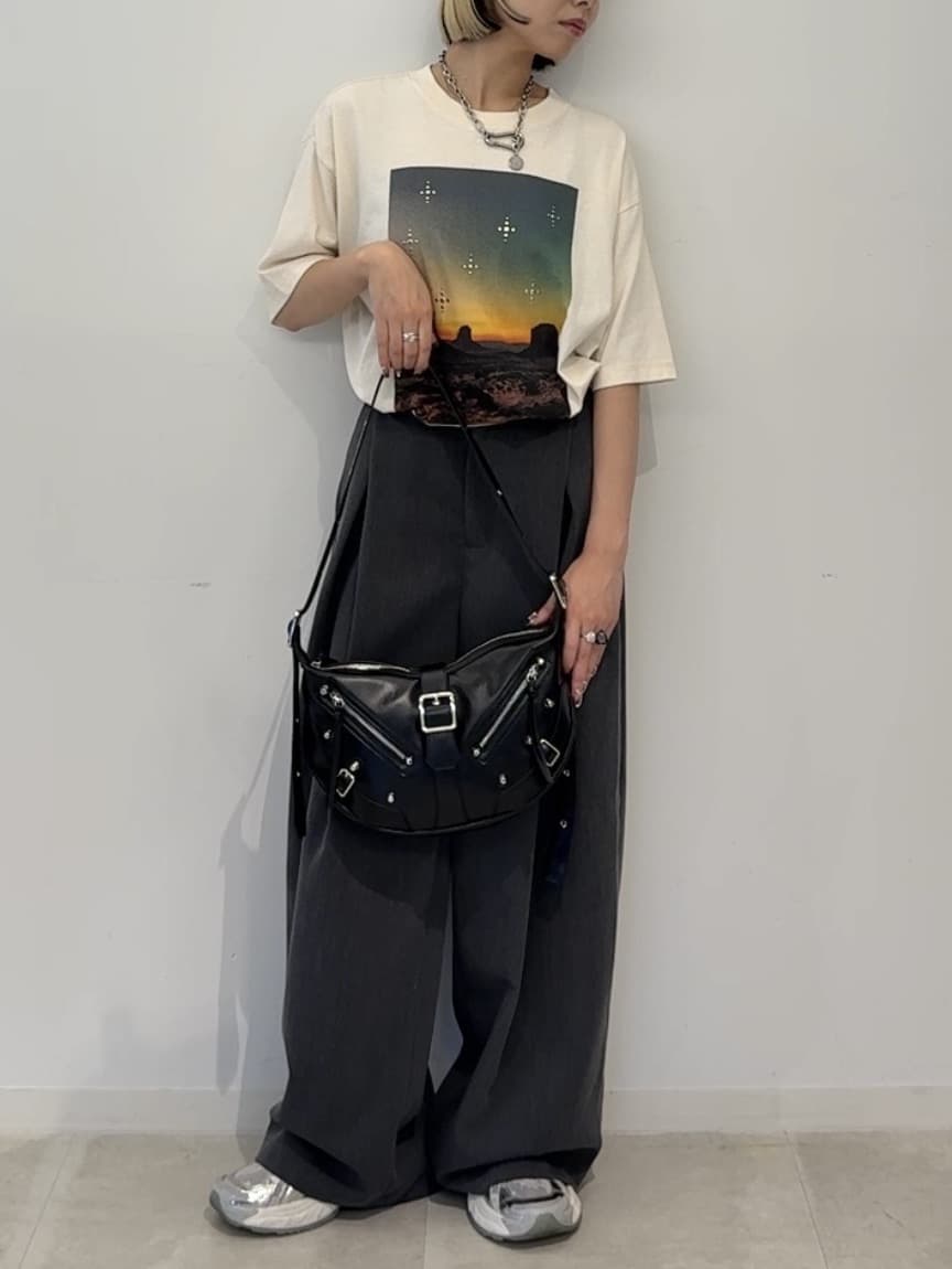 川本葵さんの「tk.TAKEO KIKUCHI｜ウェスタンフォトスタッズTシャツ」を使ったコーディネート