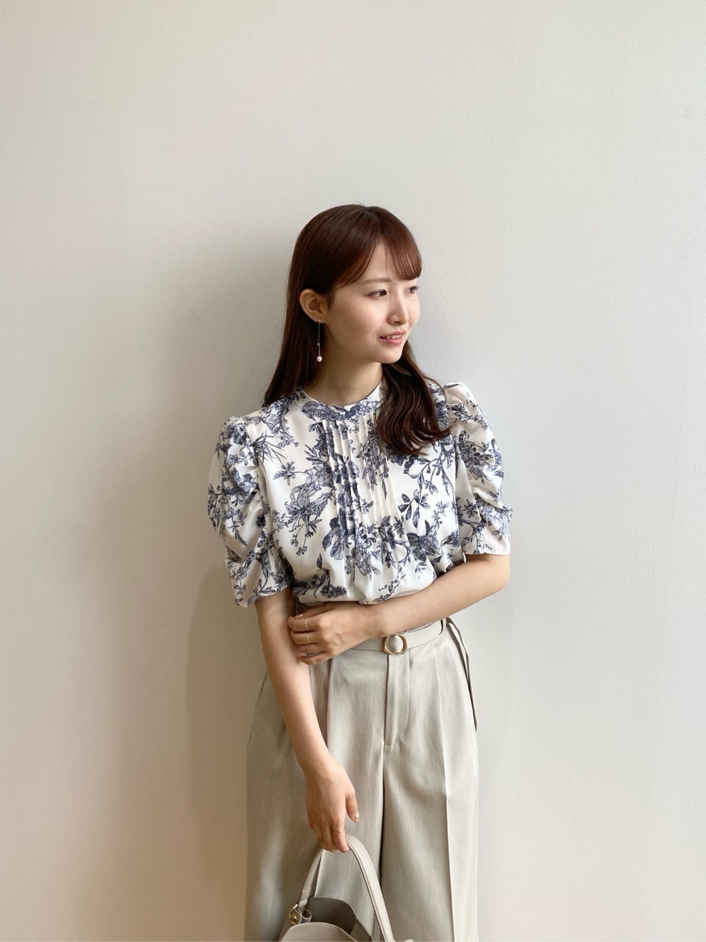 みさかさんの「index｜柄プリントピンタックブラウス【洗濯機洗い可／イージーアイロン／防シワ】」を使ったコーディネート
