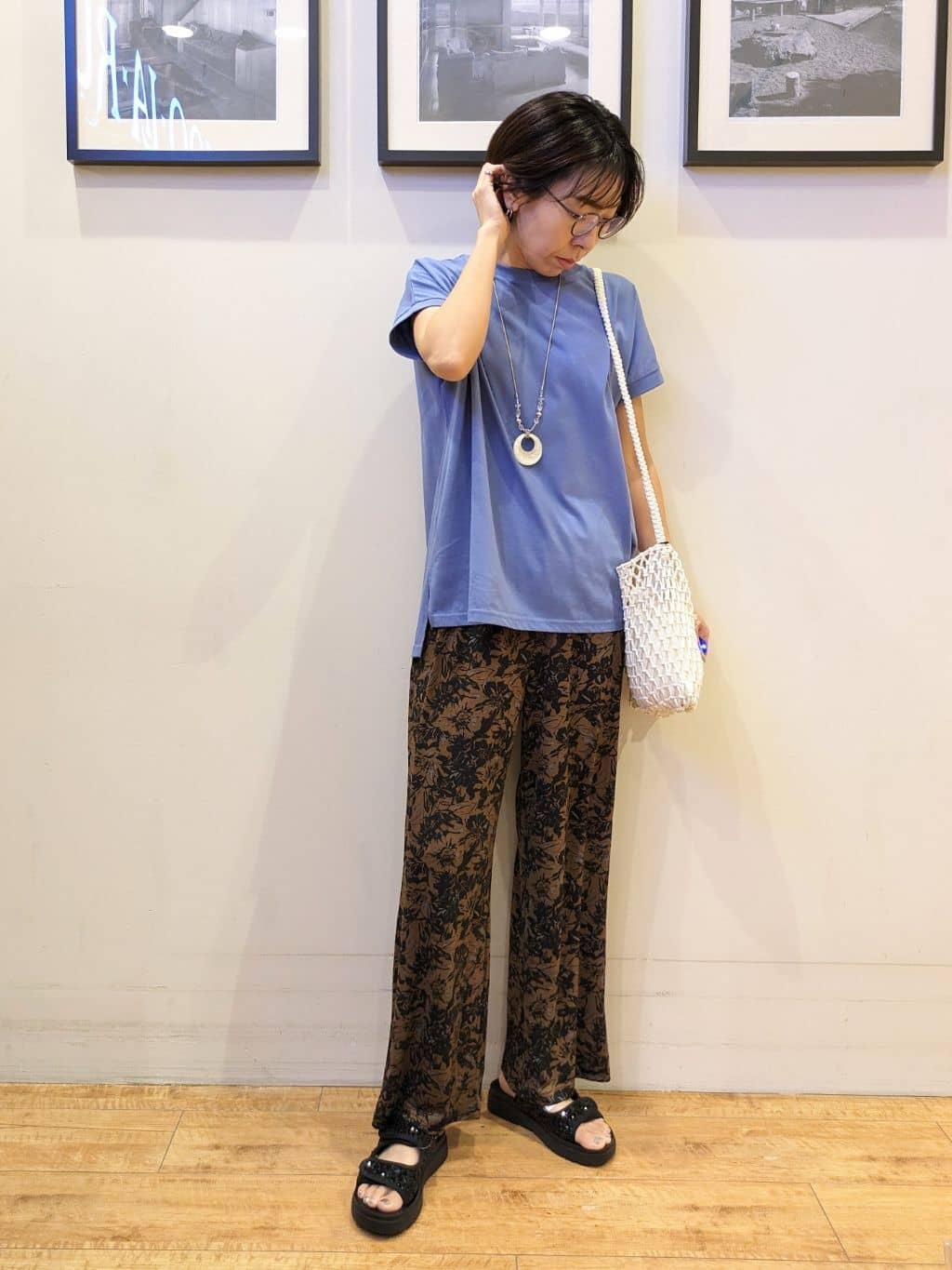Akiさんの「SHOO･LA･RUE｜【ひんやり/選べる2柄】大人のリラックスコーデに プリント柄パンツ」を使ったコーディネート