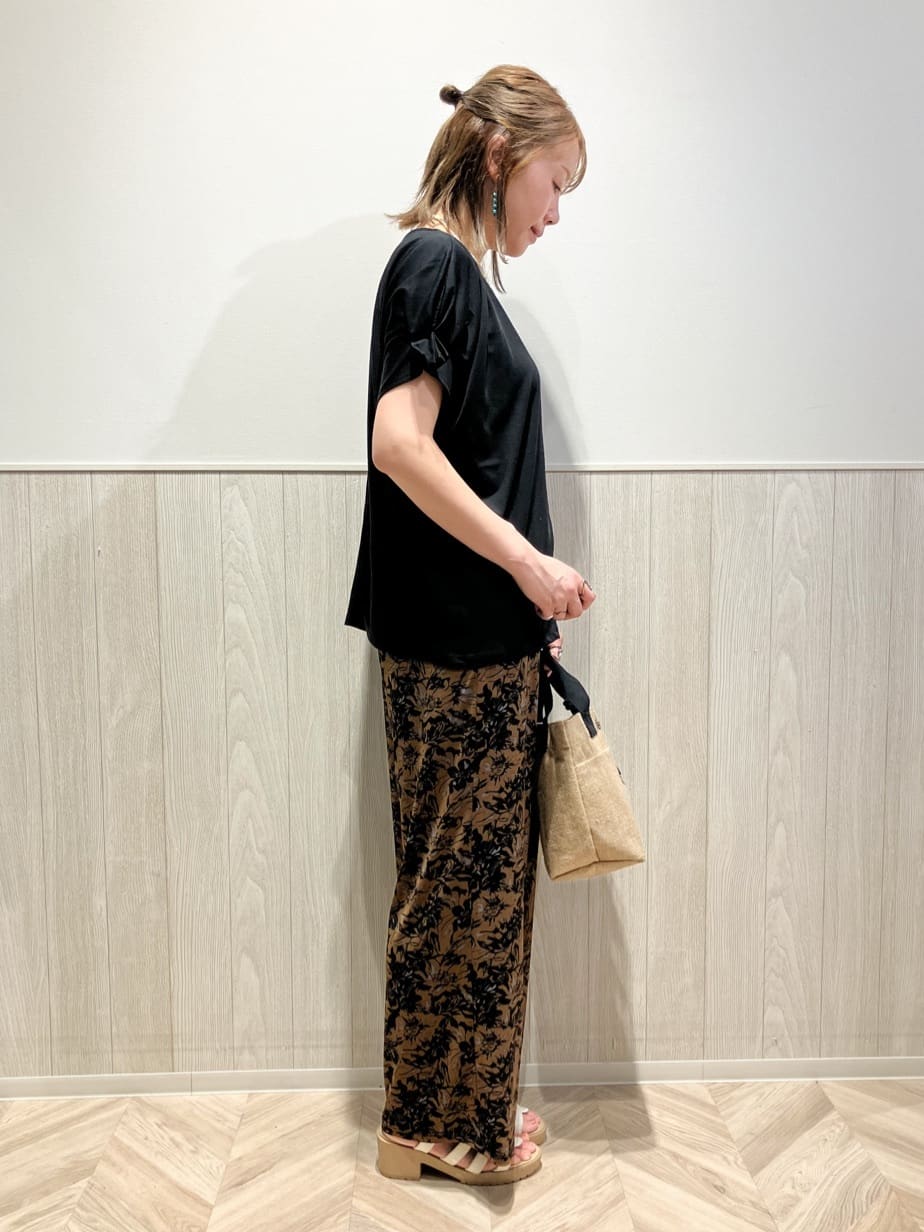 shokoさんの「SHOO･LA･RUE｜【S-LL/UV/プチプラ】お袖タックで好印象 デザインTシャツ」を使ったコーディネート