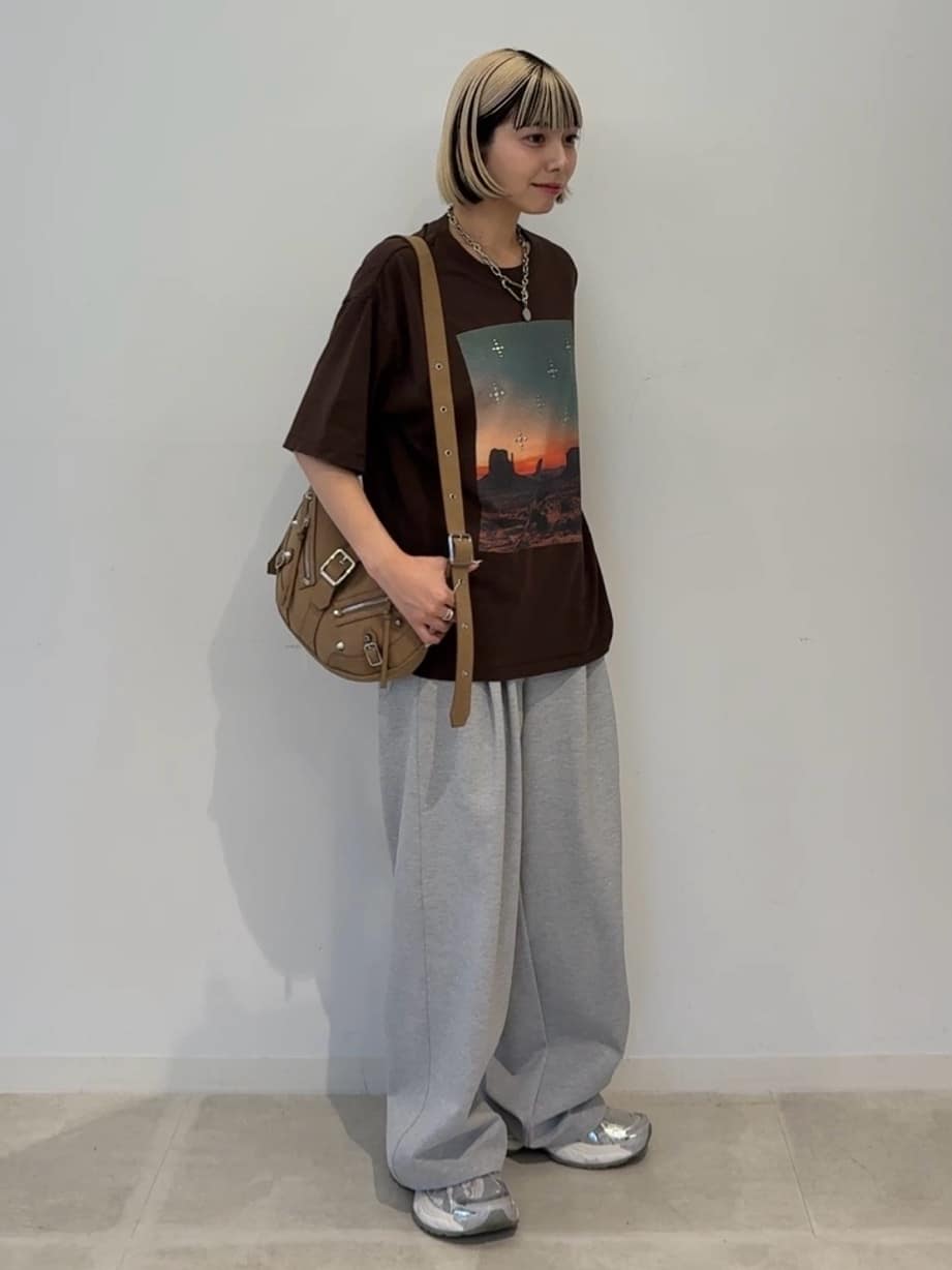 川本葵さんの「tk.TAKEO KIKUCHI｜ウェスタンフォトスタッズTシャツ」を使ったコーディネート