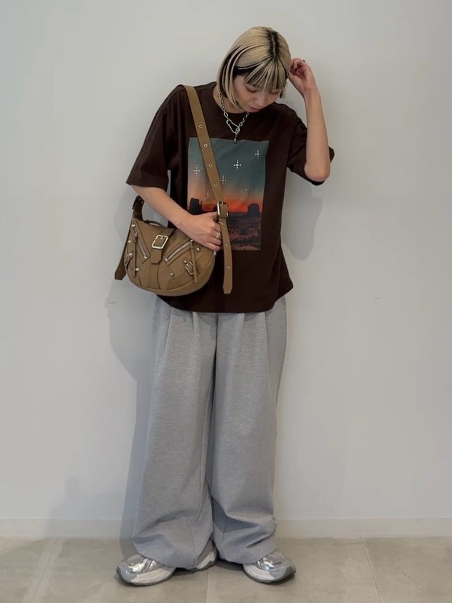 川本葵さんの「tk.TAKEO KIKUCHI｜ウェスタンフォトスタッズTシャツ」を使ったコーディネート