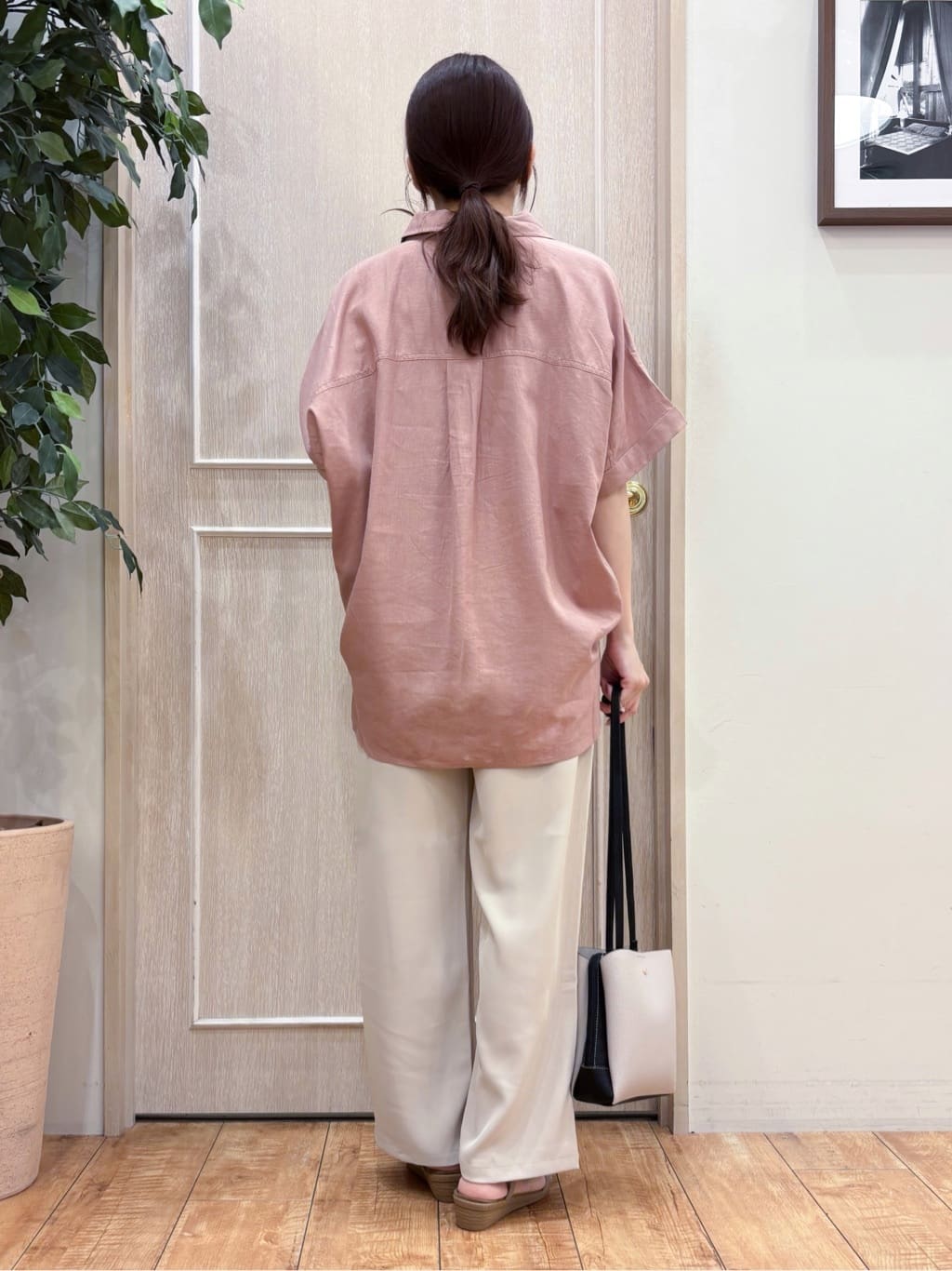 なみさんの「SHOO･LA･RUE｜【S-LL/UV/接触冷感/抗菌防臭】体型を自然にカバー フレンチリネンブレンド襟付ドルマンシャツ」を使ったコーディネート