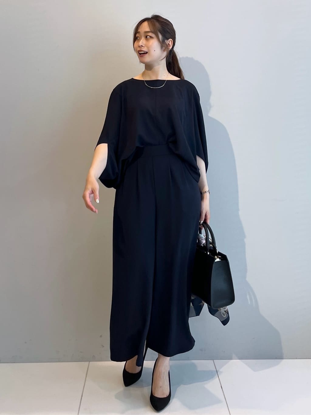 Saekoさんの「UNTITLED｜【手洗い／88cm正方形】シアー素材チェーン柄スカーフ」を使ったコーディネート