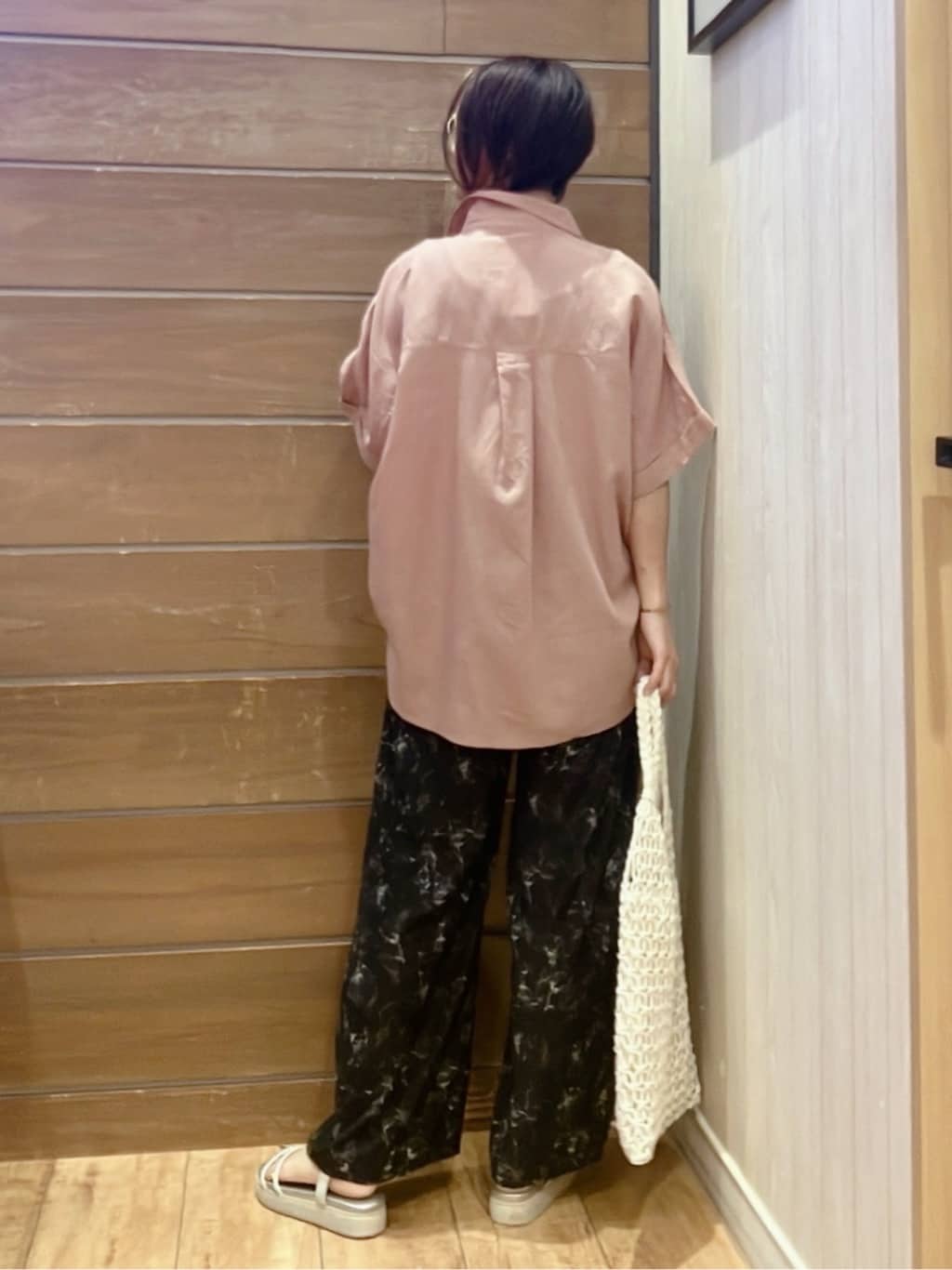 aaamiさんの「SHOO･LA･RUE｜【S-LL/UV/接触冷感/抗菌防臭】体型を自然にカバー フレンチリネンブレンド襟付ドルマンシャツ」を使ったコーディネート