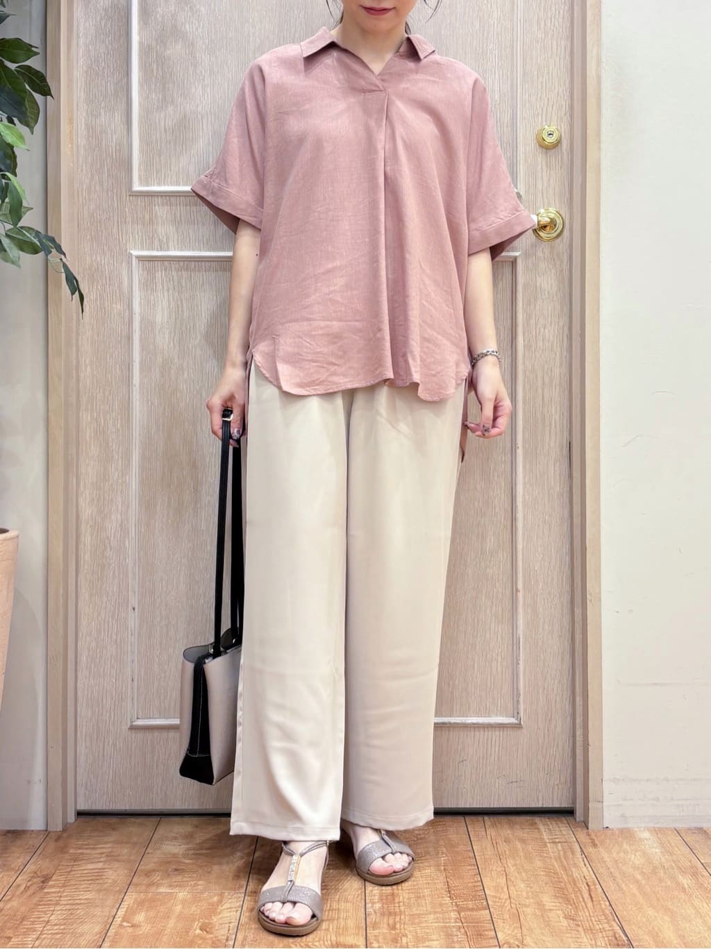 なみさんの「SHOO･LA･RUE｜【S-LL/UV/接触冷感/抗菌防臭】体型を自然にカバー フレンチリネンブレンド襟付ドルマンシャツ」を使ったコーディネート