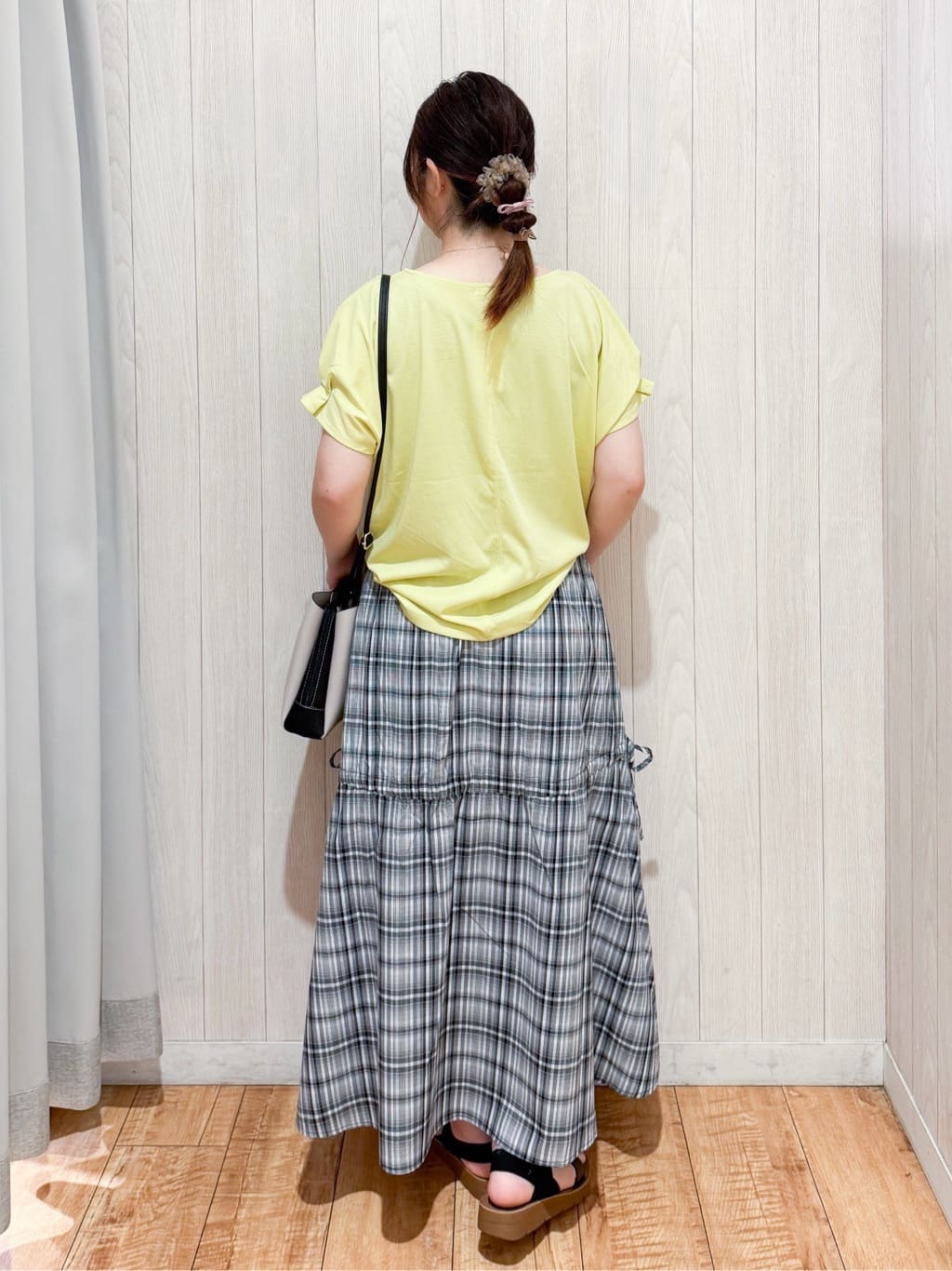 愛さんの「SHOO･LA･RUE｜【S-LL/UV/プチプラ】お袖タックで好印象 デザインTシャツ」を使ったコーディネート