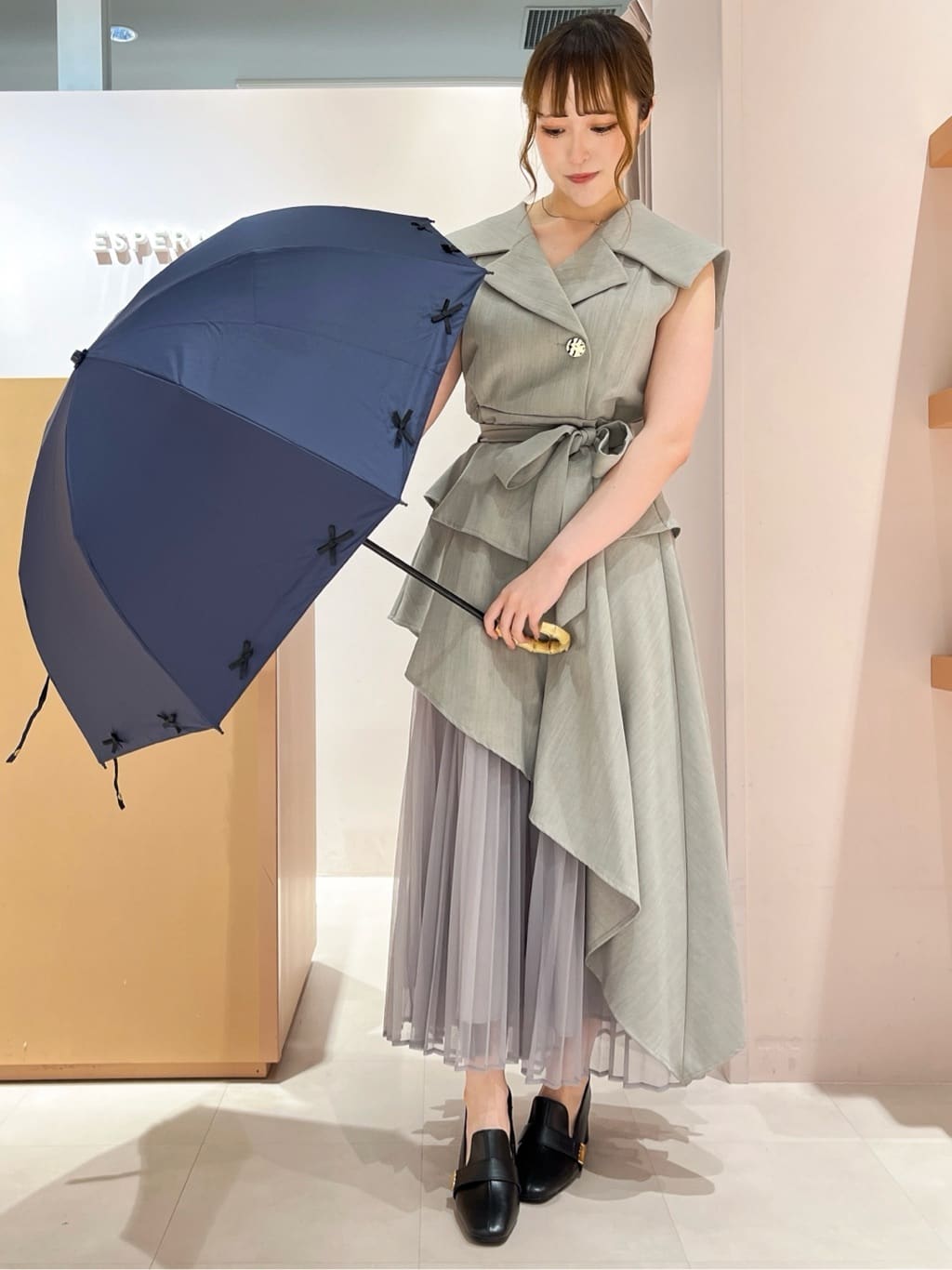 このかさんの「ESPERANZA｜【折りたたみ/晴雨兼用】遮光率100％！リボン2段折りたたみ傘」を使ったコーディネート