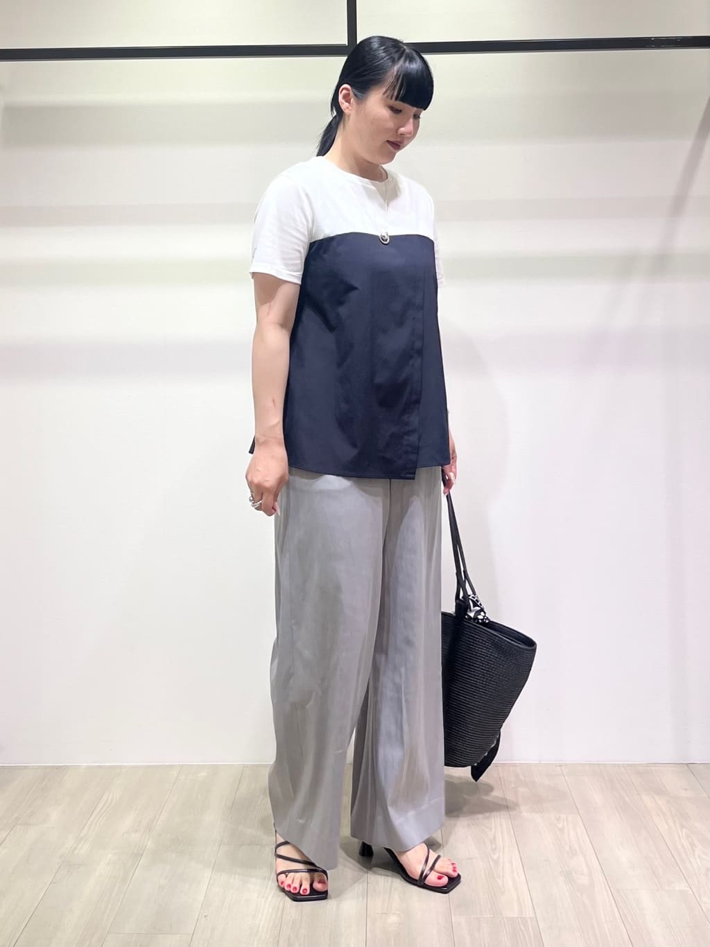 hasuさんの「INDIVI｜【90cm四方】ボタニカル柄大判スカーフ」を使ったコーディネート