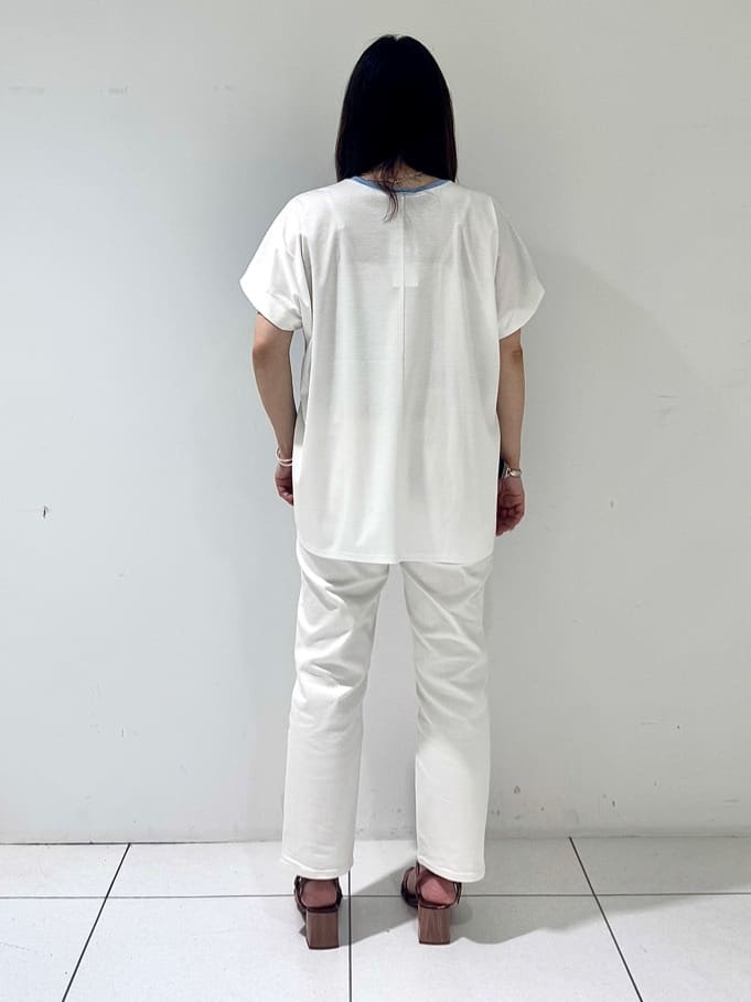 そんさんの「INDIVI｜【洗える／汗ジミ防止】バイカラー＆アシメヘム Tシャツ」を使ったコーディネート