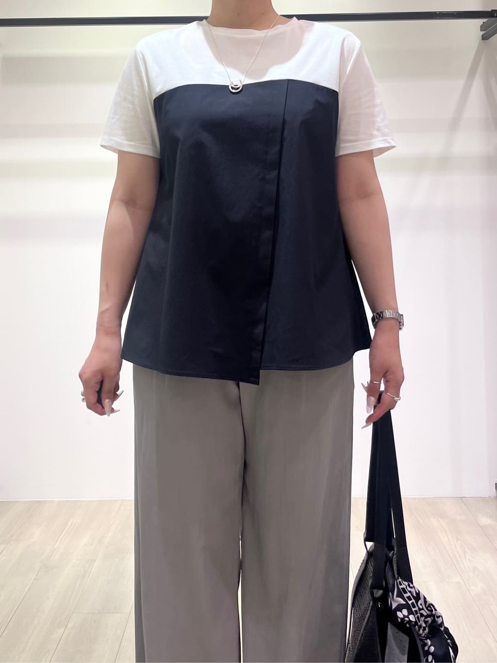 hasuさんの「INDIVI｜【90cm四方】ボタニカル柄大判スカーフ」を使ったコーディネート