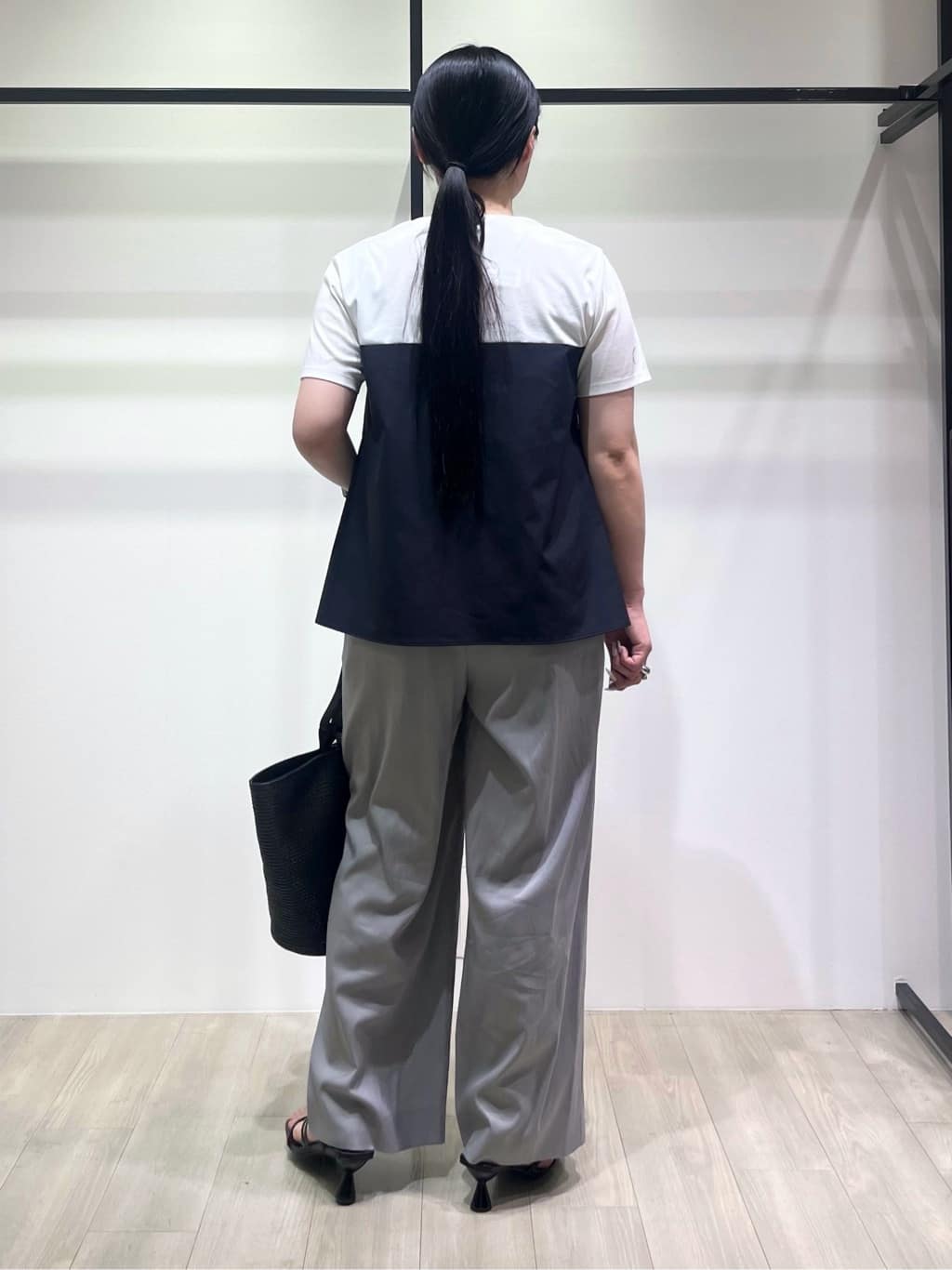 hasuさんの「INDIVI｜【90cm四方】ボタニカル柄大判スカーフ」を使ったコーディネート