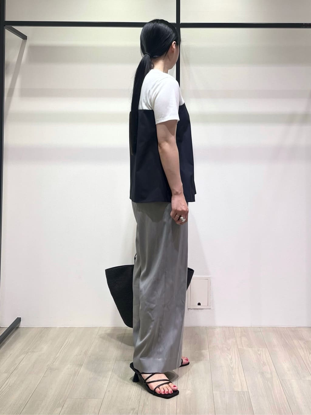 hasuさんの「INDIVI｜【90cm四方】ボタニカル柄大判スカーフ」を使ったコーディネート