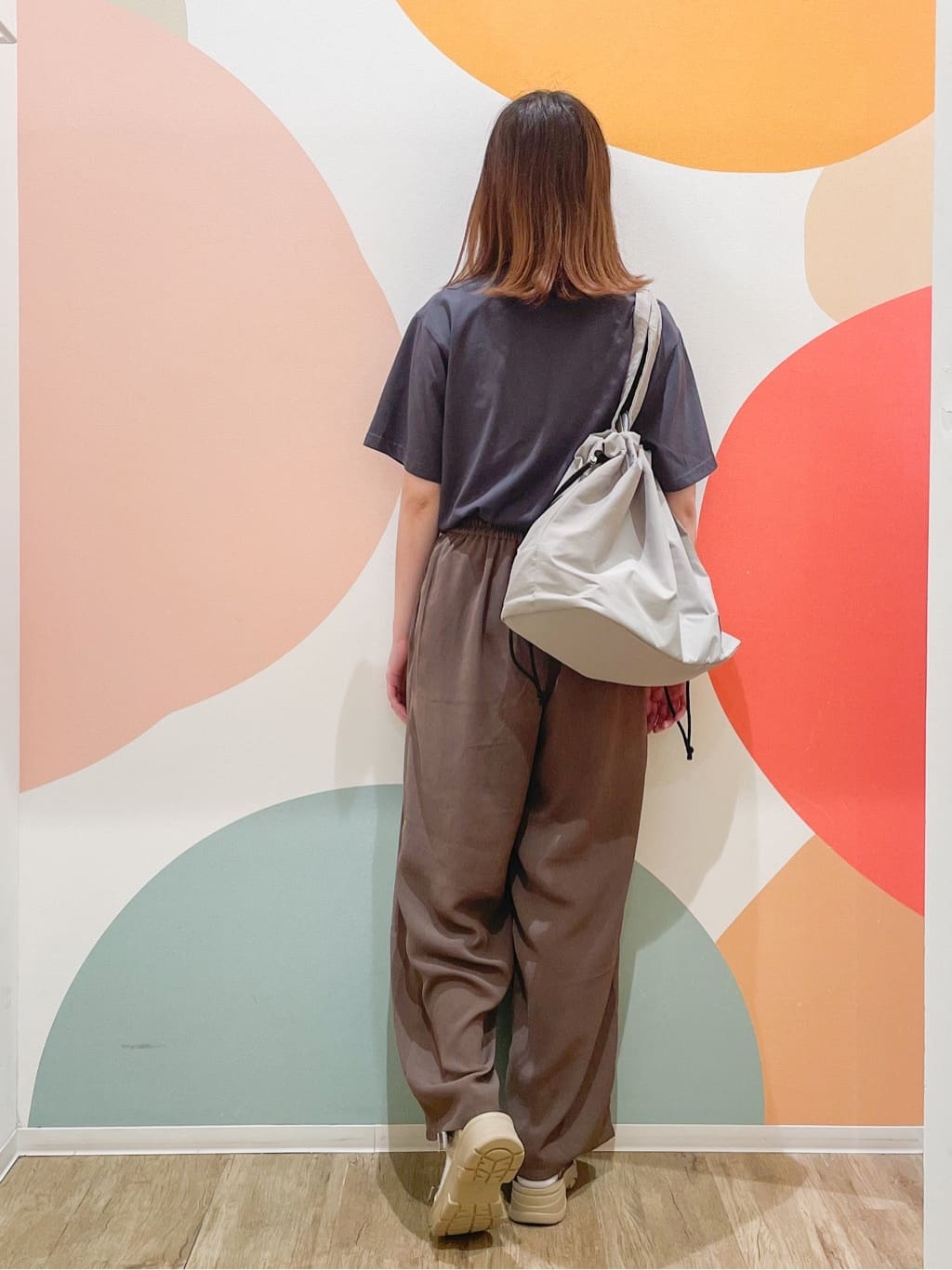 とまとさんの「SHOO･LA･RUE｜◆【S-LL/ひんやり/UV】汗をかいても気になりにくい グラフィックTシャツ」を使ったコーディネート