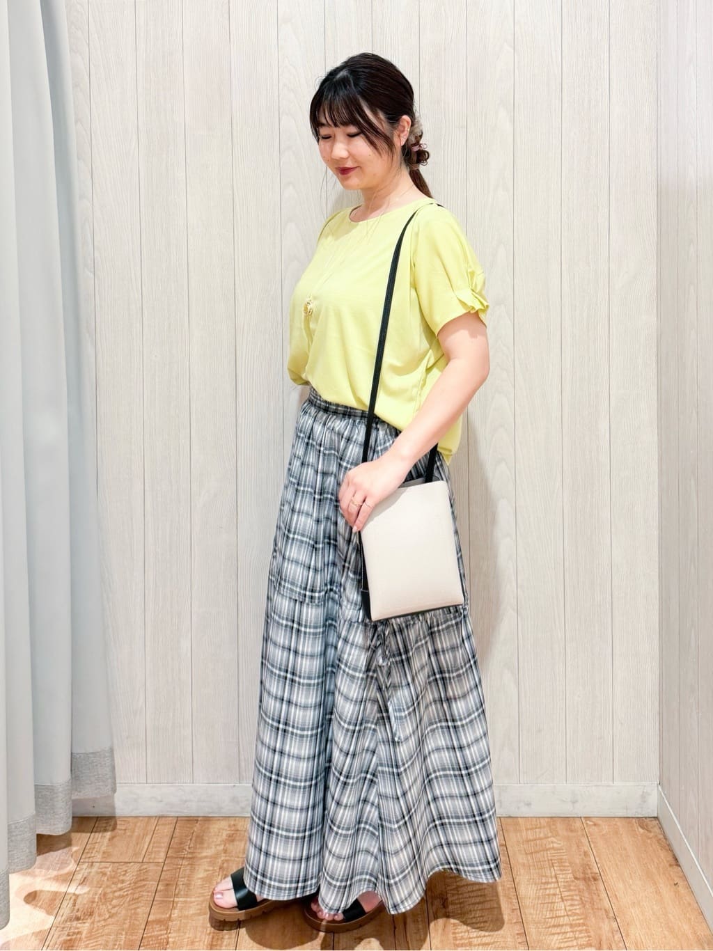 愛さんの「SHOO･LA･RUE｜【S-LL/UV/プチプラ】お袖タックで好印象 デザインTシャツ」を使ったコーディネート