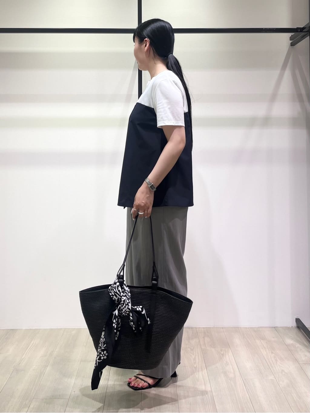 hasuさんの「INDIVI｜【90cm四方】ボタニカル柄大判スカーフ」を使ったコーディネート