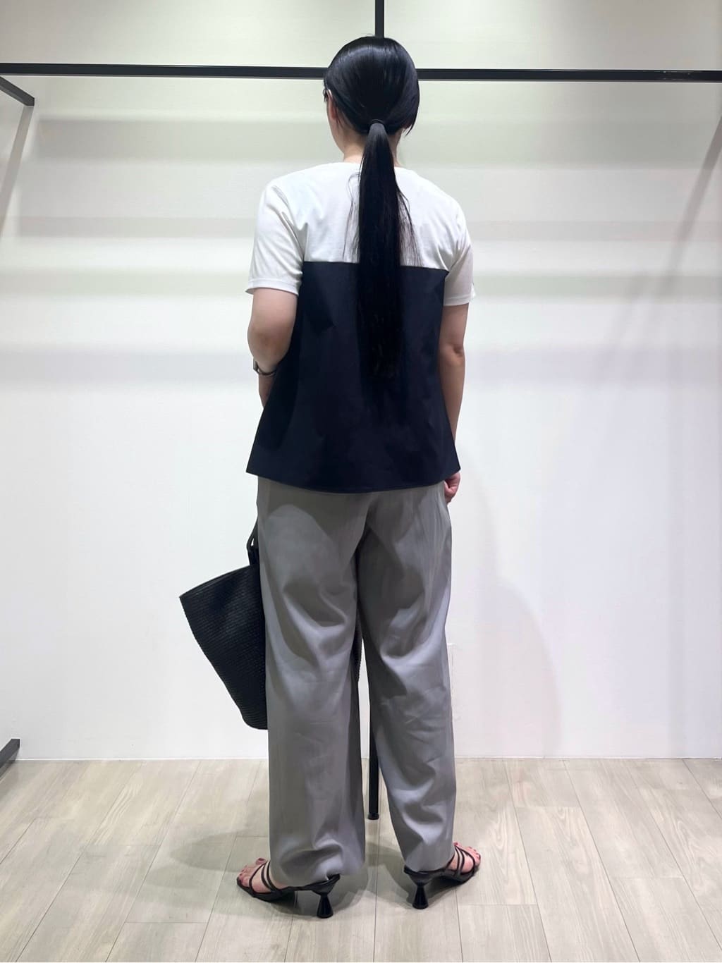 hasuさんの「INDIVI｜【90cm四方】ボタニカル柄大判スカーフ」を使ったコーディネート