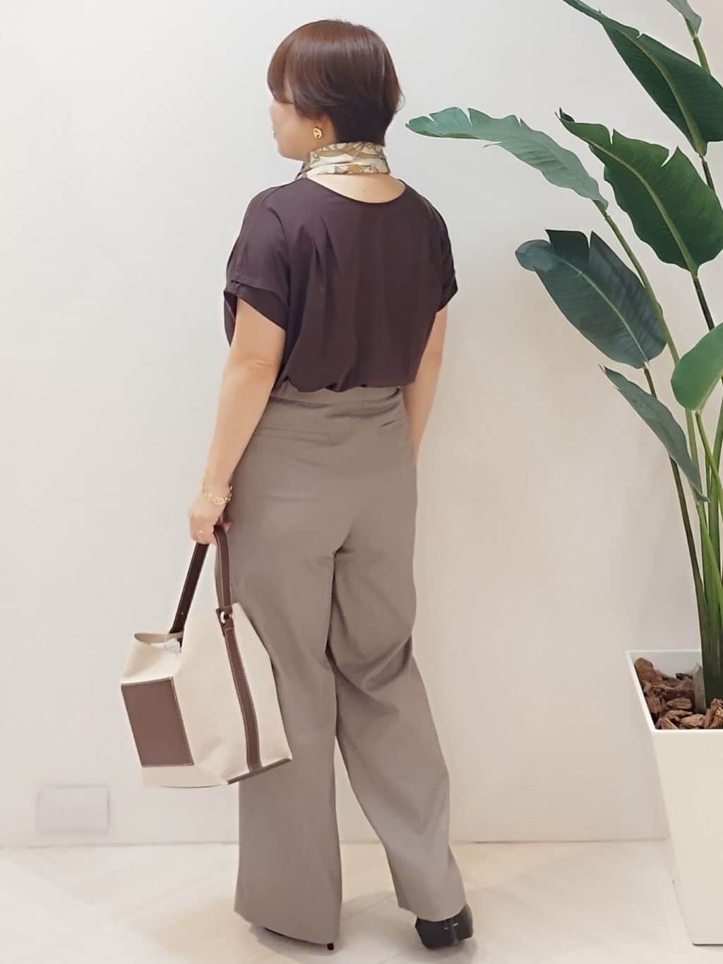 s u g iさんの「UNTITLED｜【手洗い／88cm正方形】シアー素材チェーン柄スカーフ」を使ったコーディネート
