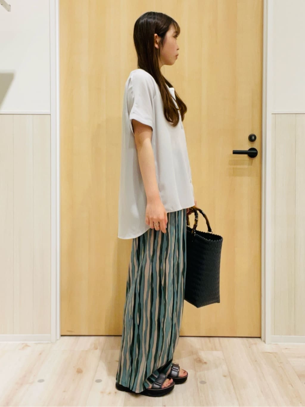 minamiさんの「SHOO･LA･RUE｜【洗える/プチプラ】大人の抜け感をプラスする バンドカラーシャツ」を使ったコーディネート