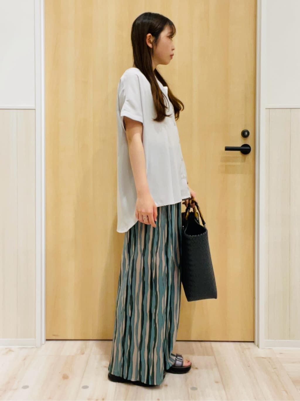 minamiさんの「SHOO･LA･RUE｜【洗える/プチプラ】大人の抜け感をプラスする バンドカラーシャツ」を使ったコーディネート
