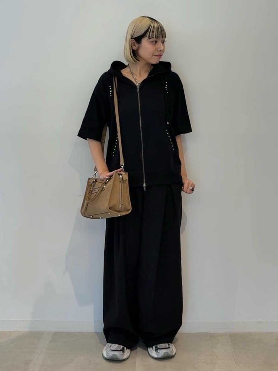 川本葵さんの「tk.TAKEO KIKUCHI｜スタッズ ダブルZIPパーカ」を使ったコーディネート