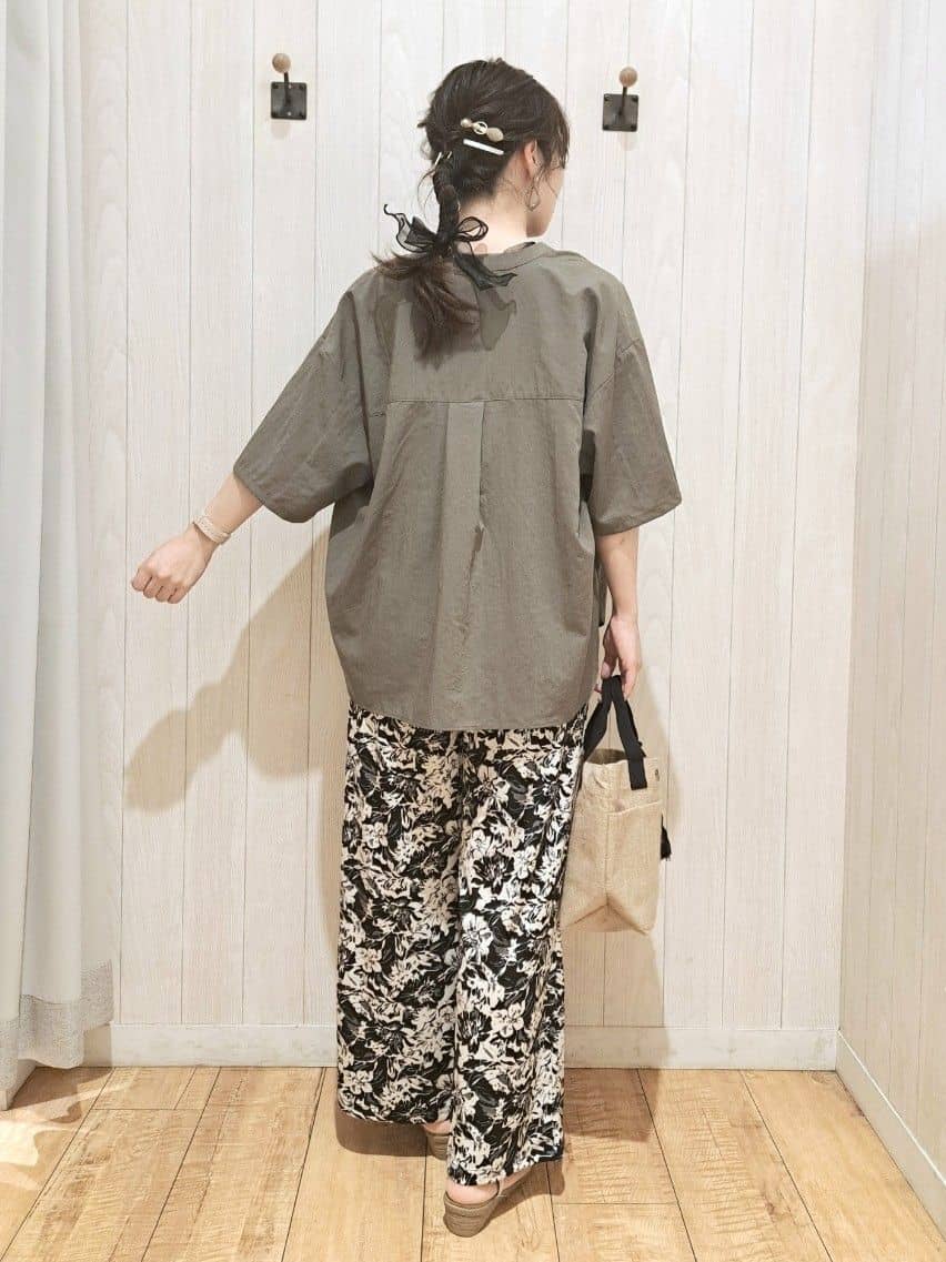 SAKIさんの「SHOO･LA･RUE｜【ひんやり/選べる2柄】大人のリラックスコーデに プリント柄パンツ」を使ったコーディネート
