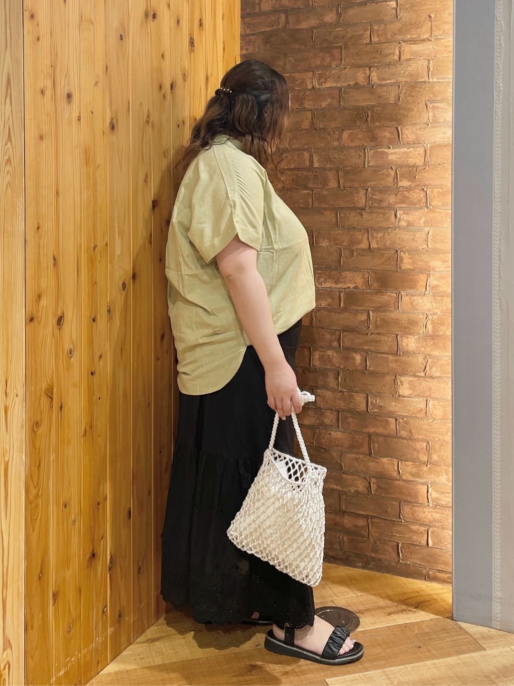Risaさんの「SHOO･LA･RUE｜【S-LL/UV/接触冷感/抗菌防臭】体型を自然にカバー フレンチリネンブレンド襟付ドルマンシャツ」を使ったコーディネート