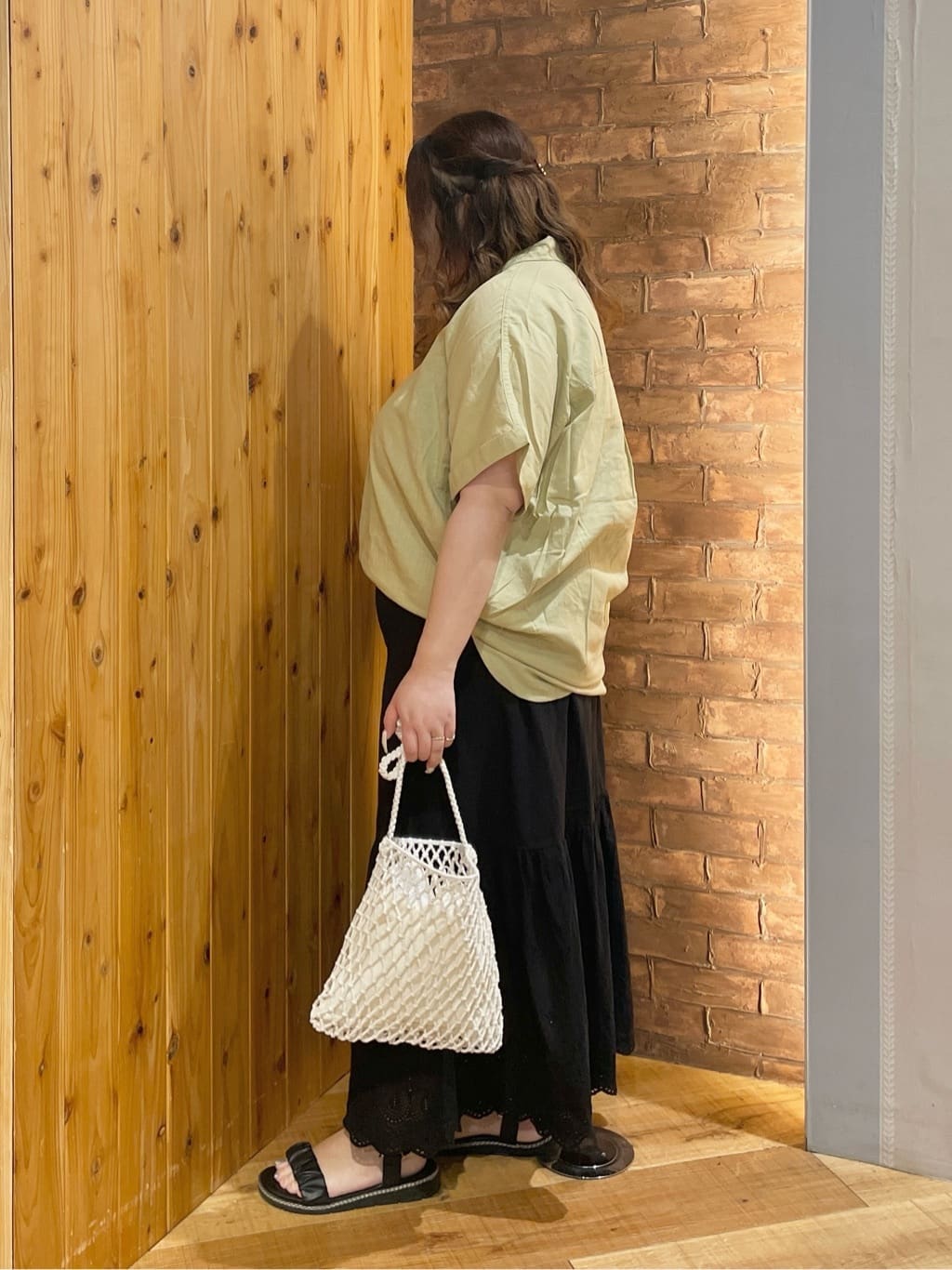Risaさんの「SHOO･LA･RUE｜【S-LL/UV/接触冷感/抗菌防臭】体型を自然にカバー フレンチリネンブレンド襟付ドルマンシャツ」を使ったコーディネート