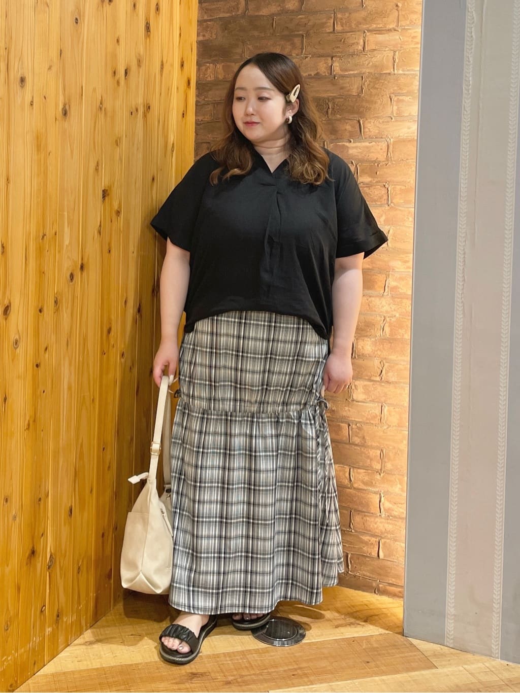 Risaさんの「SHOO･LA･RUE｜【S-LL/UV/接触冷感/抗菌防臭】体型を自然にカバー フレンチリネンブレンド襟付ドルマンシャツ」を使ったコーディネート