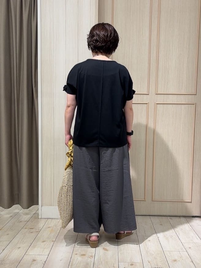 えりっこさんの「SHOO･LA･RUE｜【S-LL/UV/プチプラ】お袖タックで好印象 デザインTシャツ」を使ったコーディネート